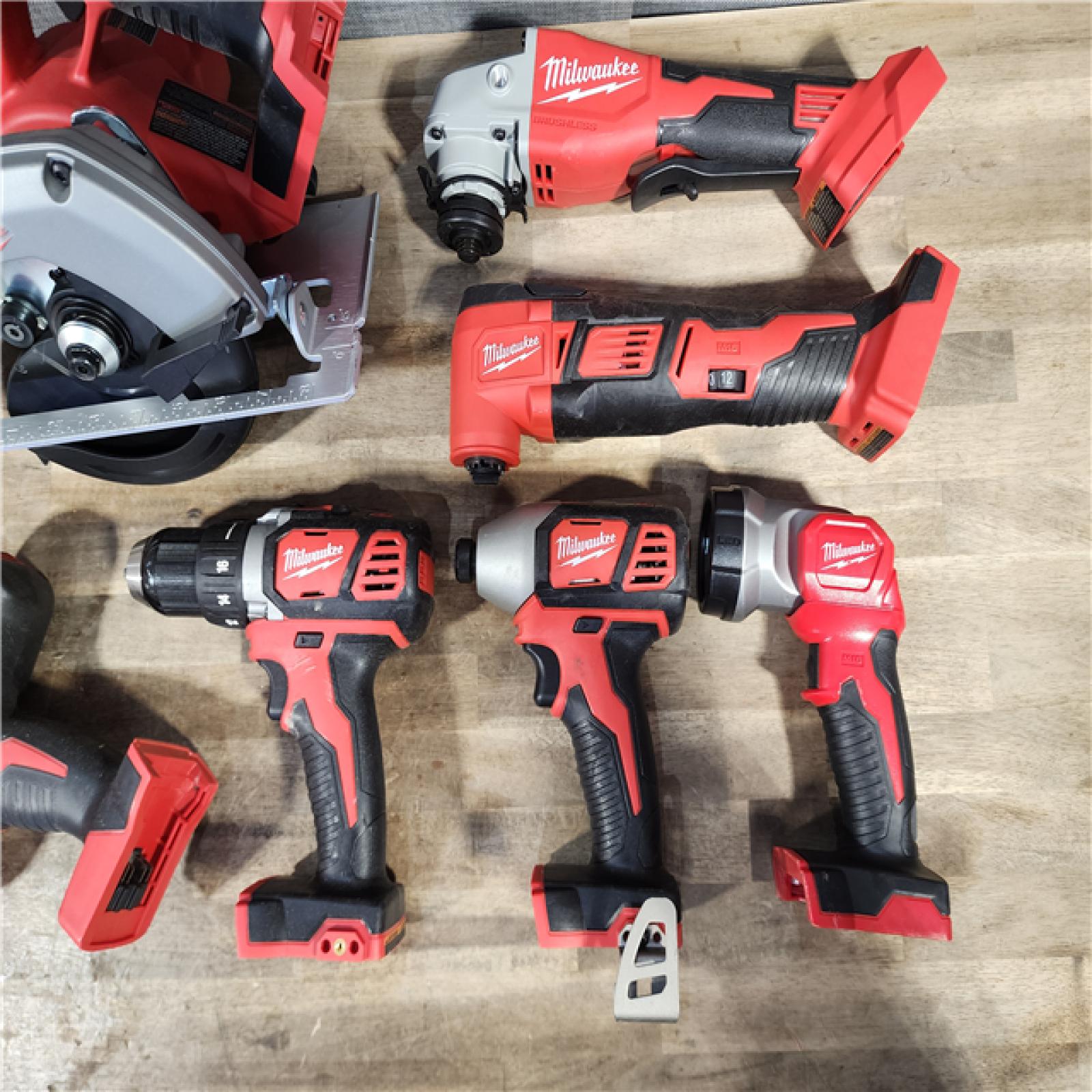 HOUSTON LOCATION - AS-IS MILWAUKEE 7 TOOL COMBO KIT W/ (2) BATTERY & CHARGER