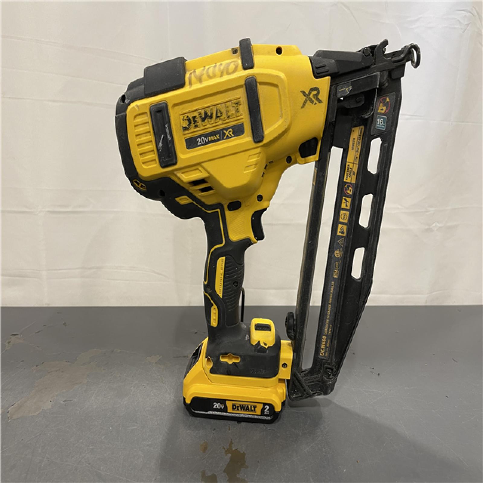 AS-IS - DeWalt 20V MAX XR 16-Gauge Electric Cordless Angled Finishing Nailer Kit