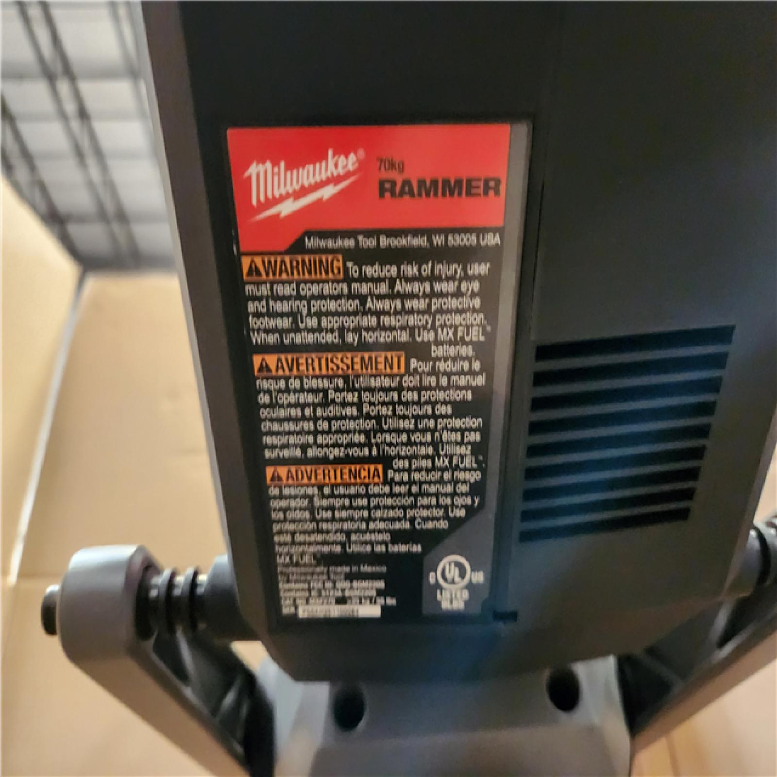 Phoenix Location Milwaukee MX FUEL 70 KG hammer Kit with (2) MX FUEL FORGE HD12.0 Batteries and (1) MX FUEL Super Charger