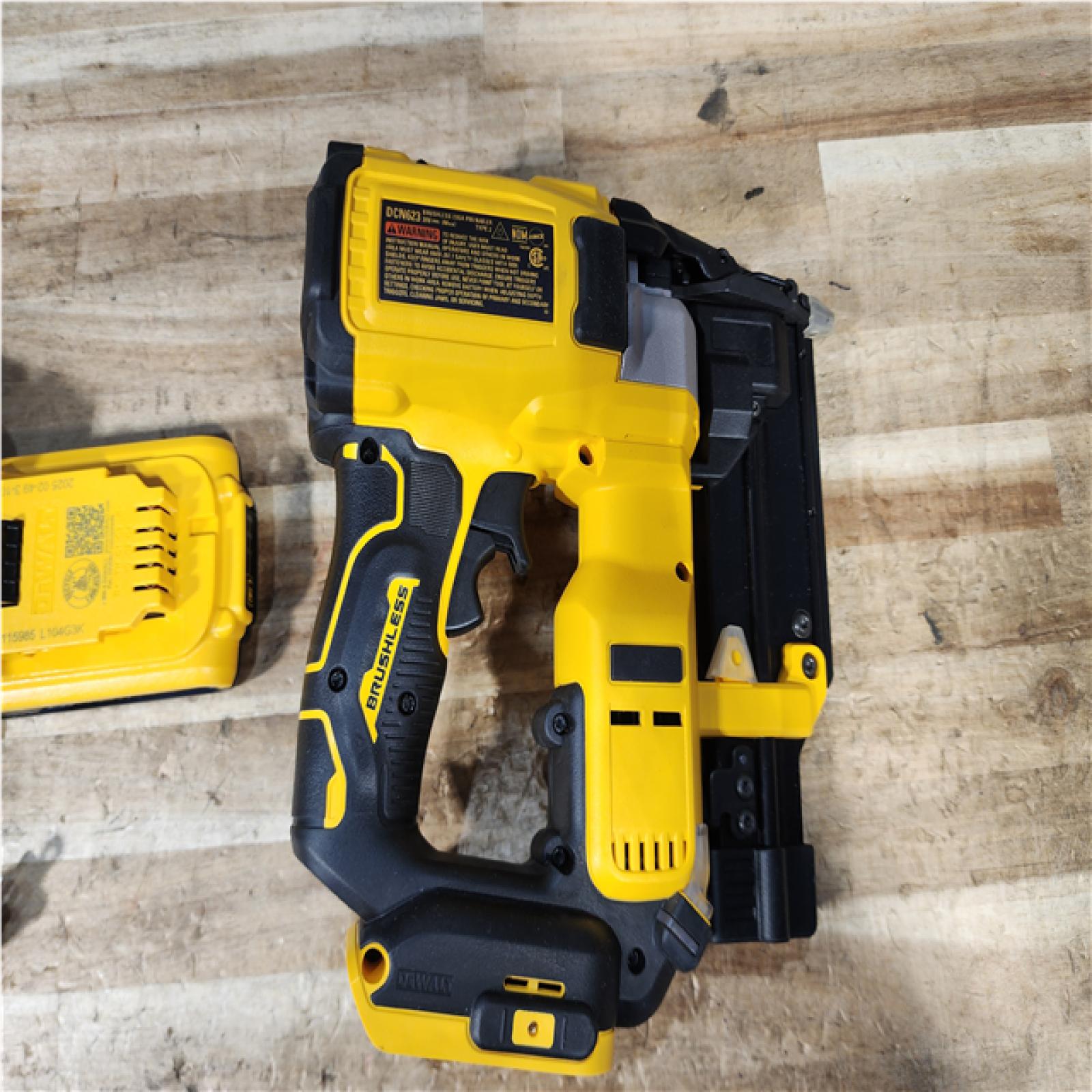 HOUSTON LOCATION - AS - IS DEWALT ATOMIC 20V MAX Lithium Ion Cordless 23 Gauge Pin Nailer Kit