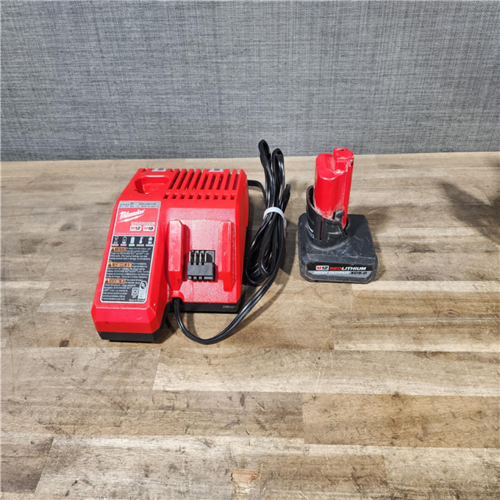 HOUSTON LOCATION - AS-IS Milwaukee-3632-21 M12 Green Beam Laser 360° 3-Plane Kit