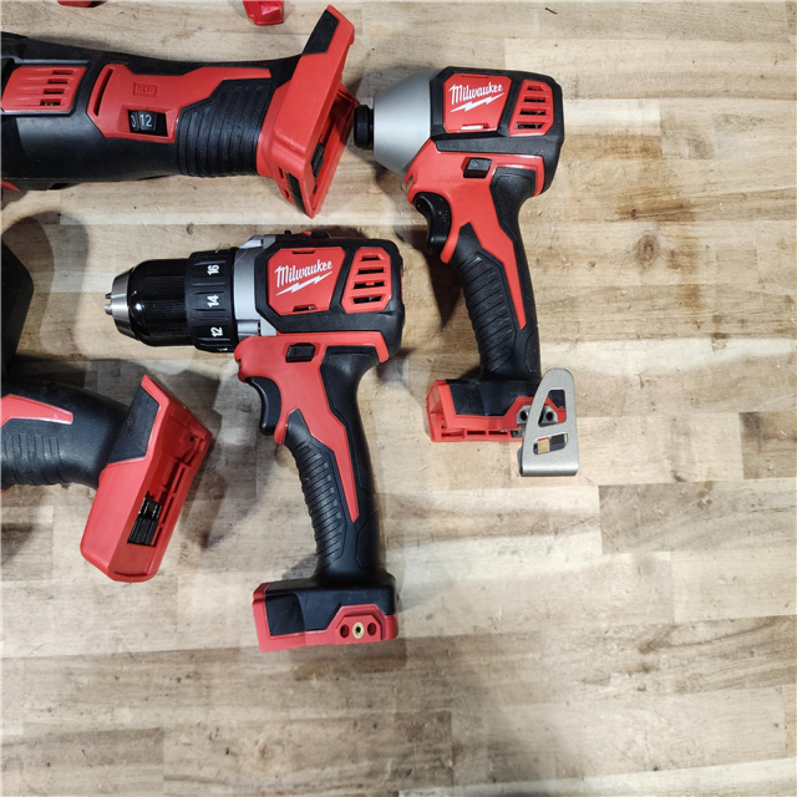 HOUSTON LOCATION - AS-IS MILWAUKEE 5 TOOL COMBO KIT W/ (2) BATTERY & CHARGER