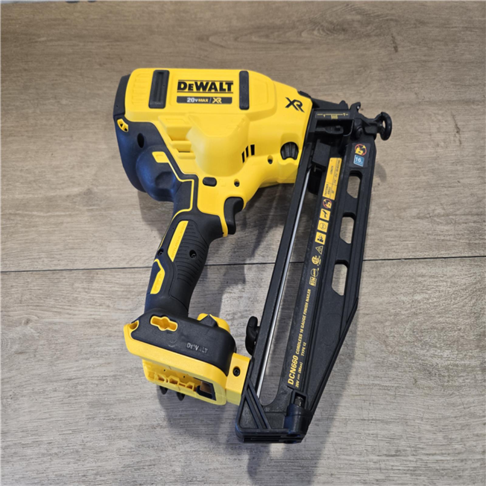 AS-IS DEWALT 20V MAX XR 16-Gauge Electric Cordless Angled Finishing Nailer Kit