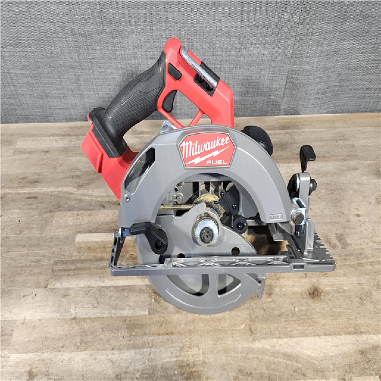 HOUSTON LOCATION - AS-IS Milwaukee M18 FUEL 7-1/4 Inch Circular Saw (Bare Tool)