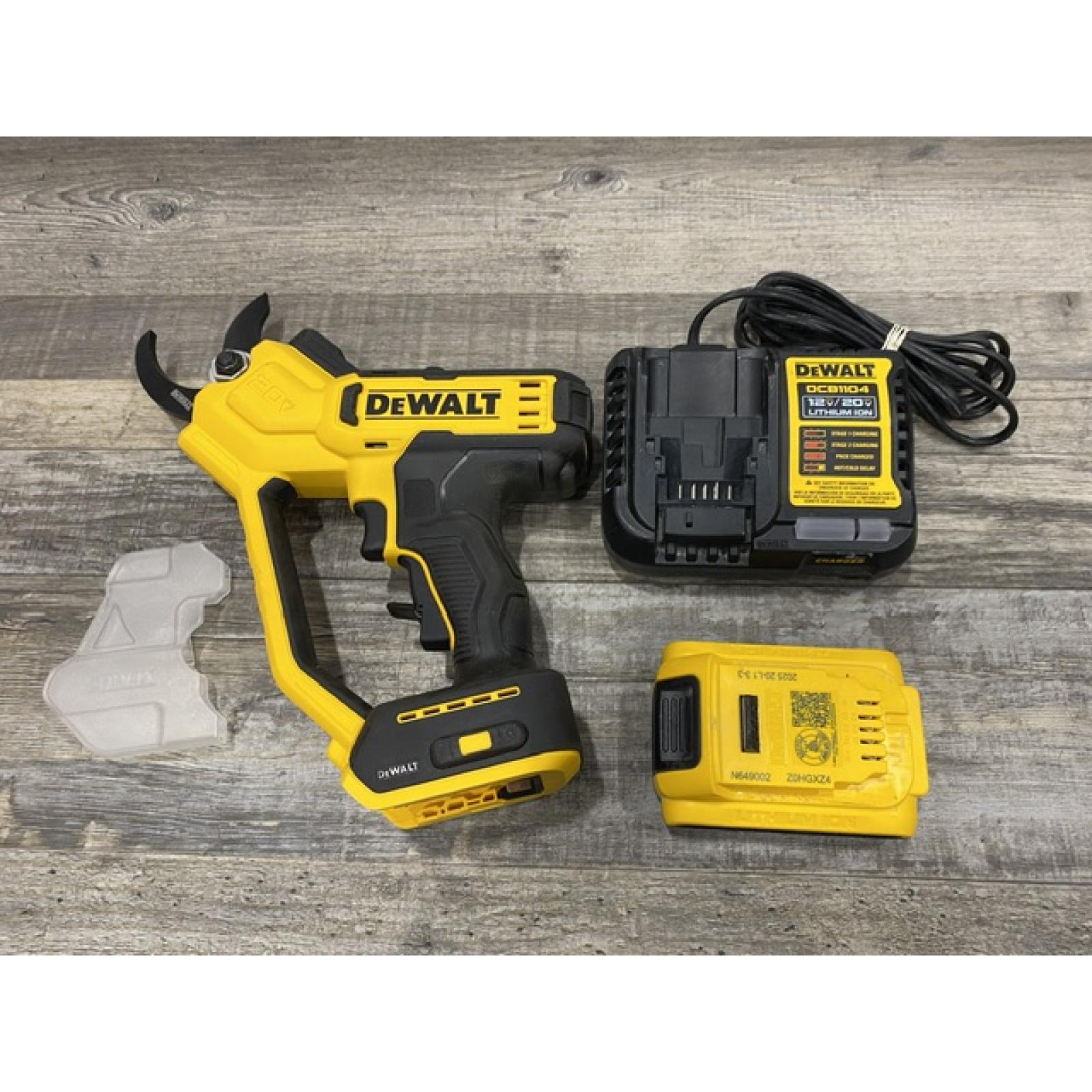 AS-IS DEWALT 20V MAX Cordless Battery Powered Pruner Kit