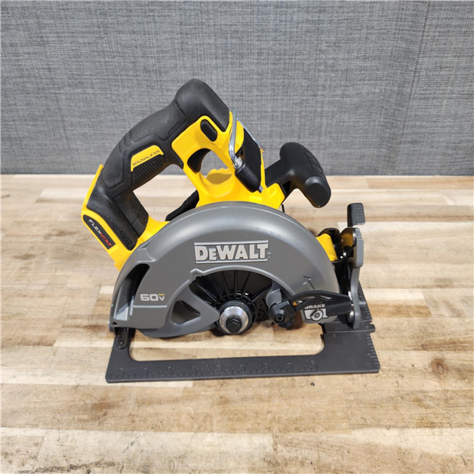 HOUSTON LOCATION - AS-IS (APPEARS LIKE NEW) DEWALT FLEXVOLT 60V MAX Cordless Brushless 7-1/4 in. Circular Saw with Brake (Tool Only)