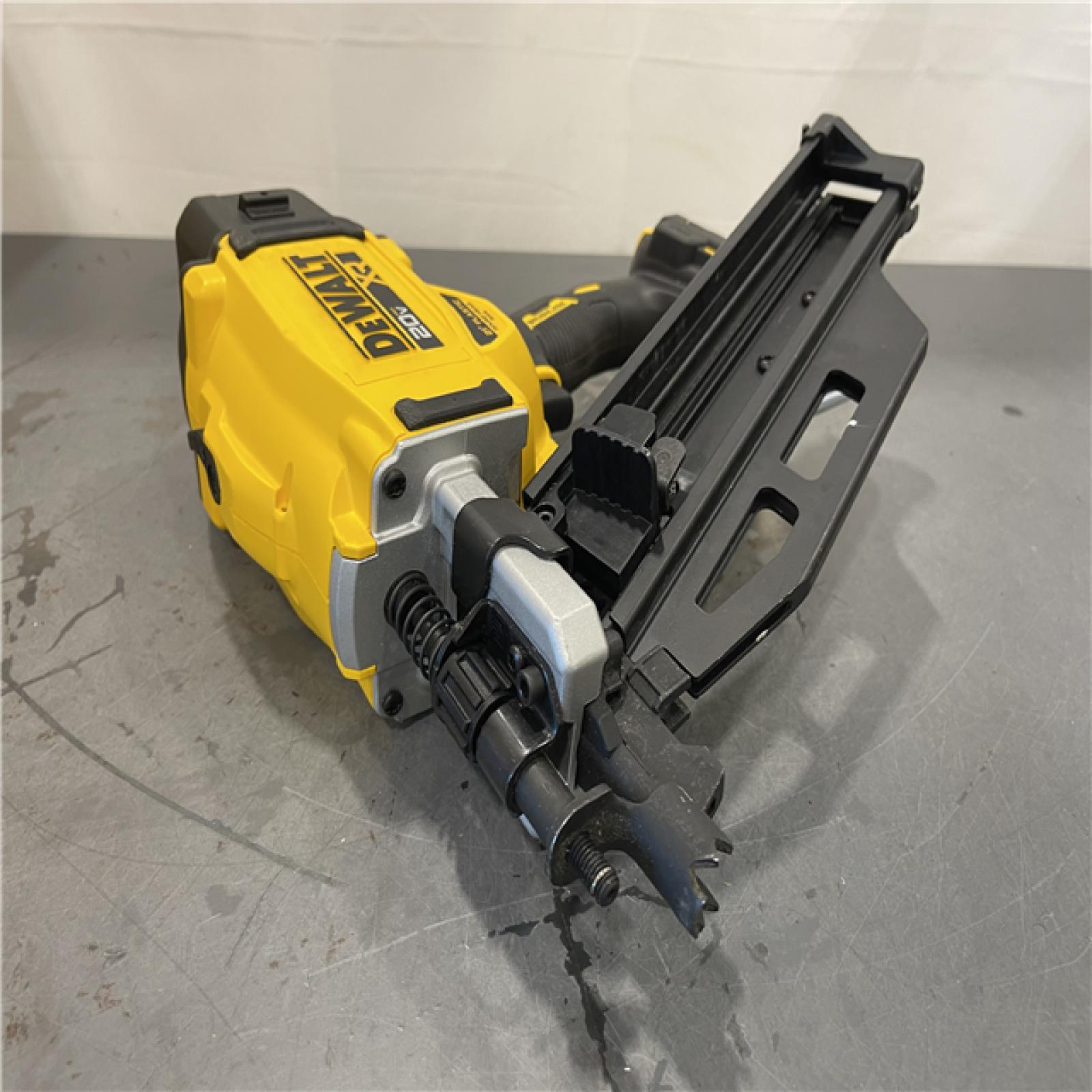 AS-IS - DEWALT 20-Volt 21° Cordless Framing Nailer