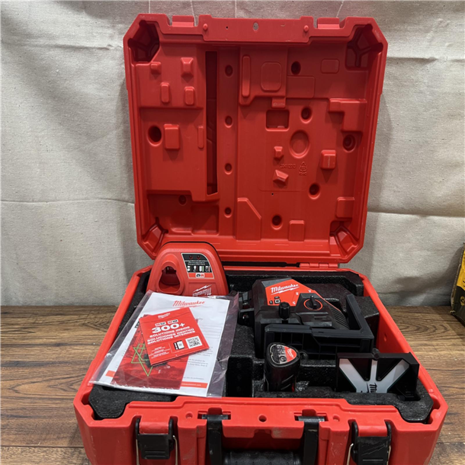 AS-IS Milwaukee-3632-21 M12 Green Beam Laser 360Â° 3-Plane Kit