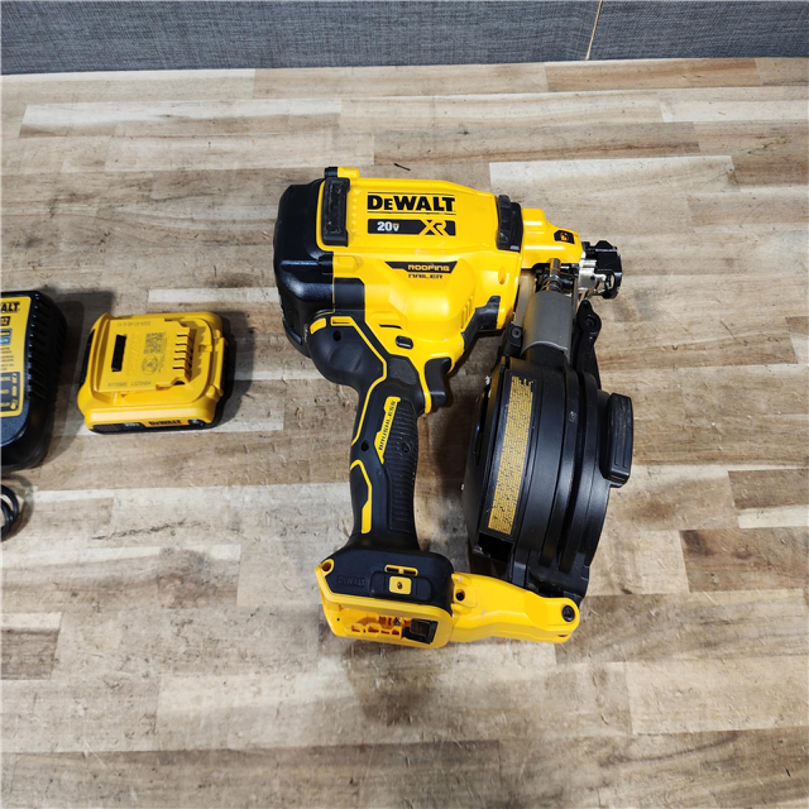 HOUSTON LOCATION - AS - IS DEWALT 20V MAX Lithium-Ion 15-Degree Electric Cordless Roofing Nailer Kit