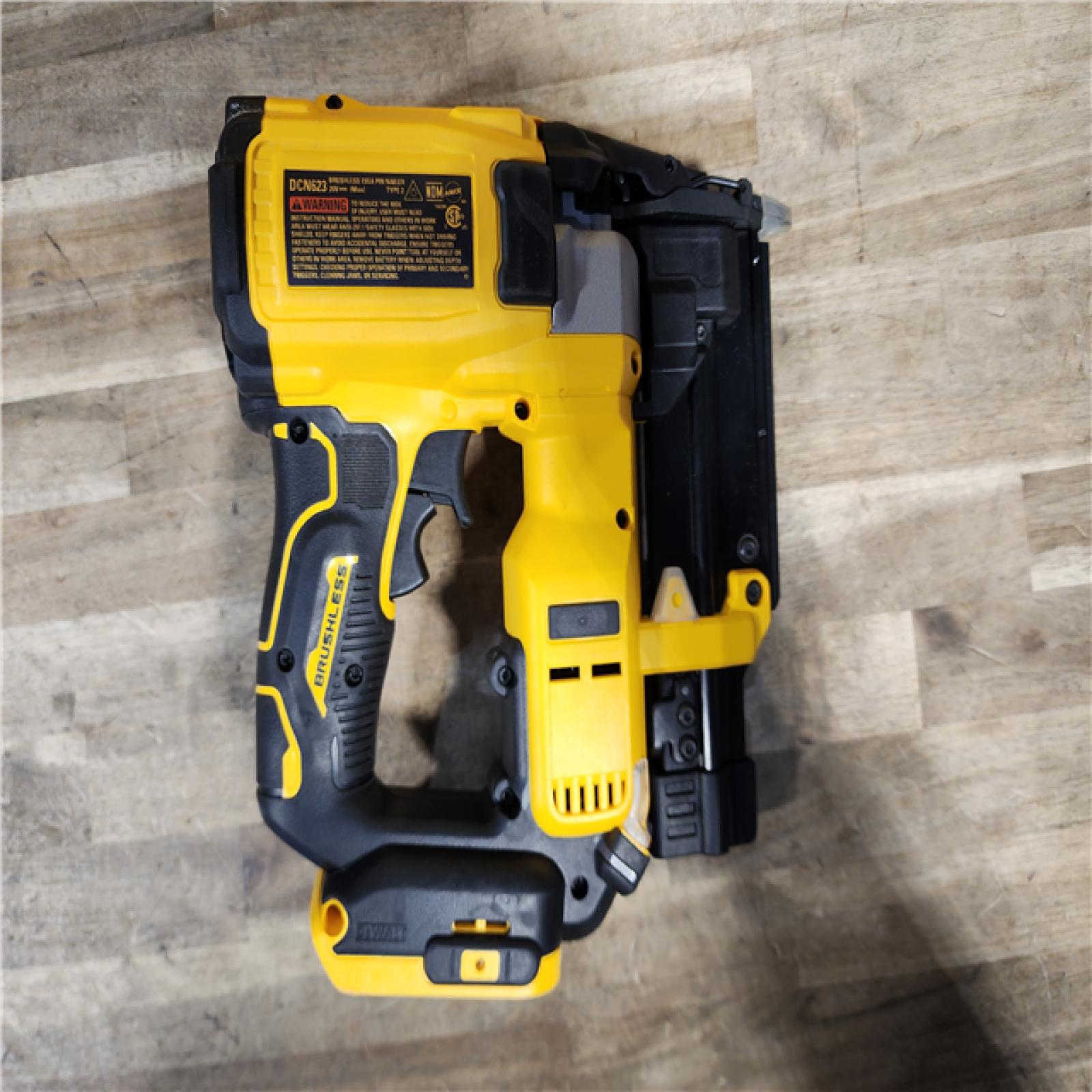 HOUSTON LOCATION - AS-IS DeWalt DCN623D1 20-Volt MAX Atomic Compact Cordless Pin Nailer Kit