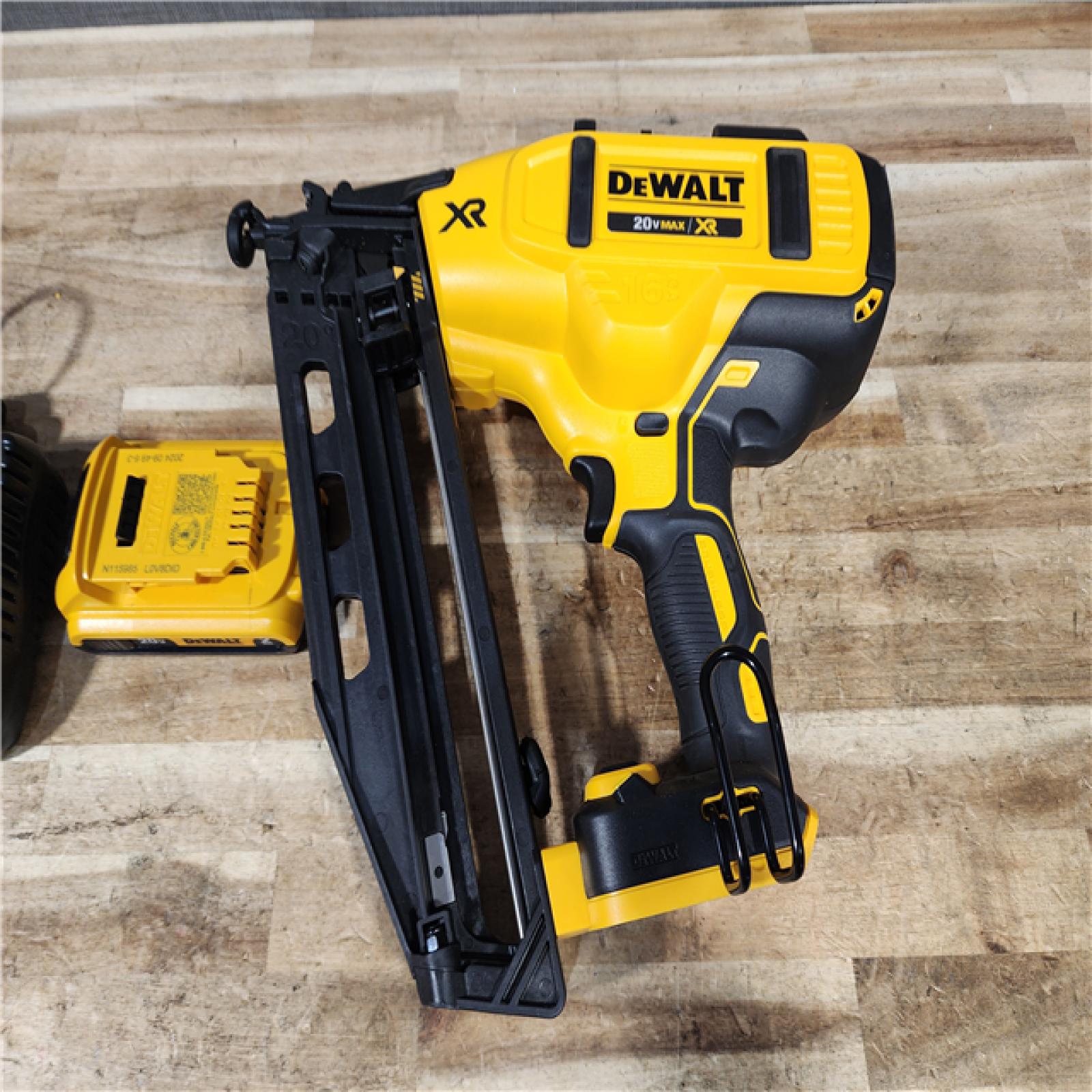 HOUSTON LOCATION - AS - IS DEWALT 20V MAX XR 16-Gauge Electric Cordless Angled Finishing Nailer Kit