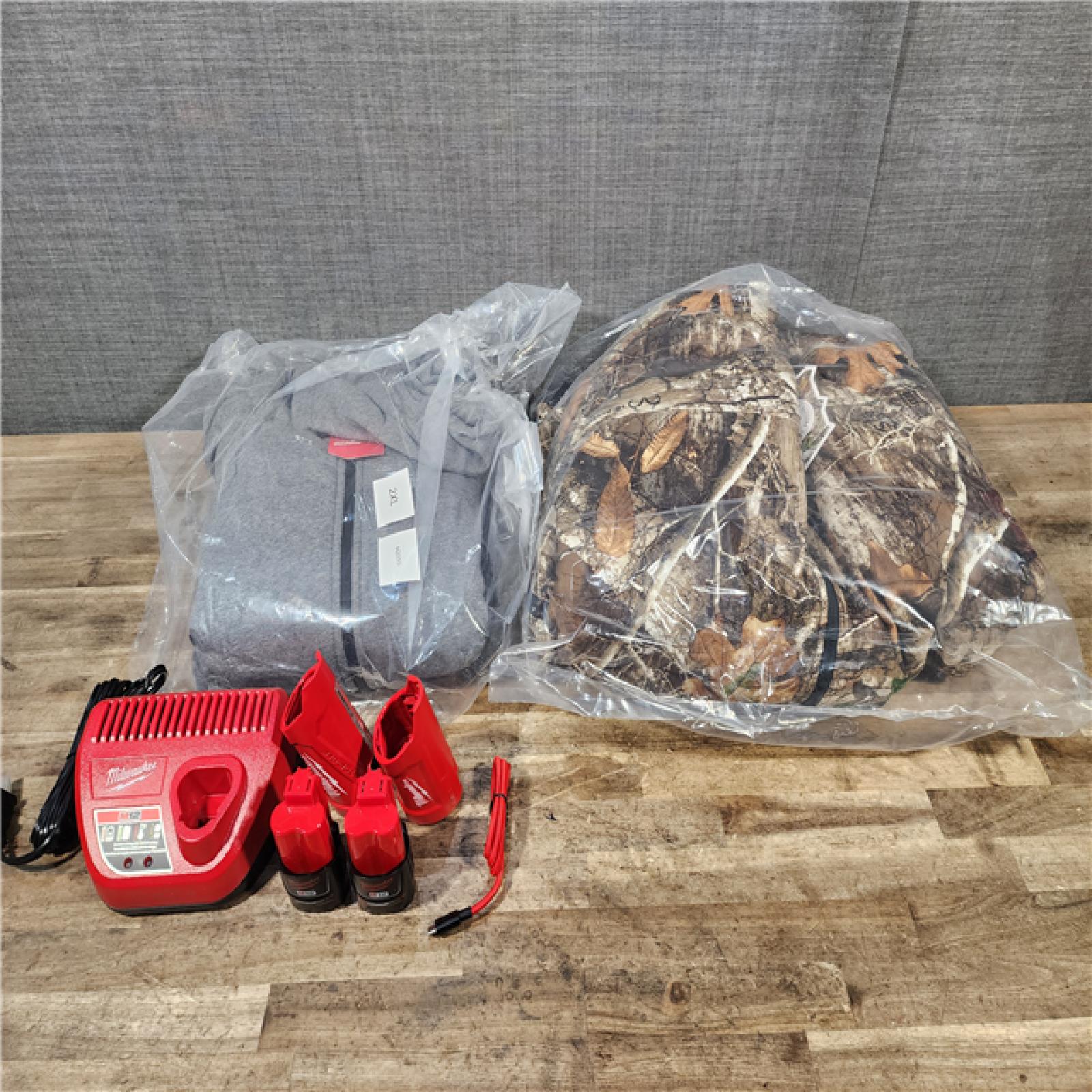 HOUSTON LOCATION - AS-IS MILWAUKEE 2 HEATED CLOTHING COMBO KIT