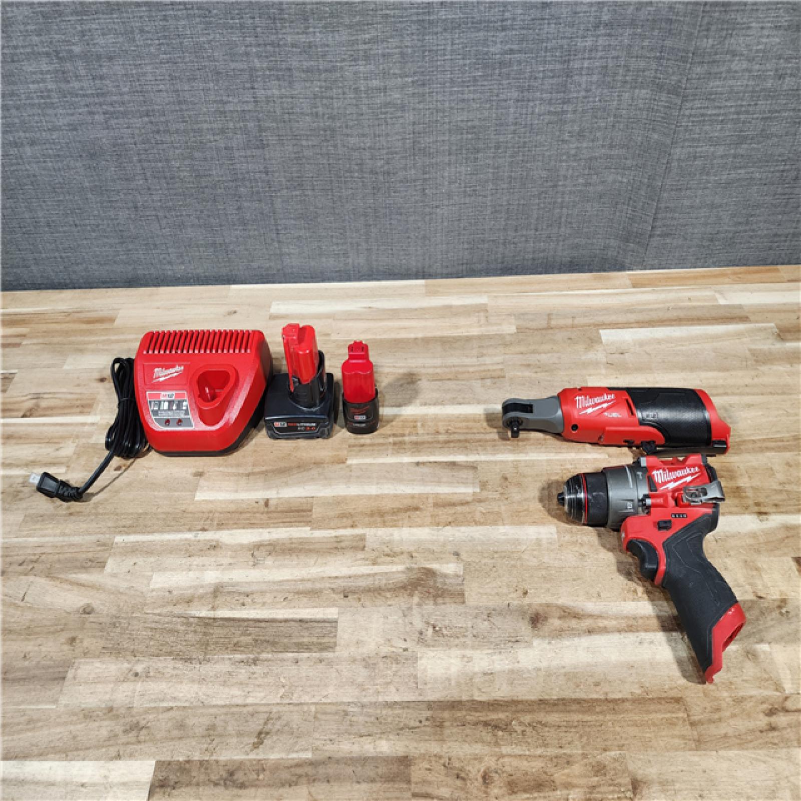 HOUSTON LOCATION - AS-IS MILWAUKEE 2 TOOL COMBO KIT W/ (2) BATTERY & CHARGER