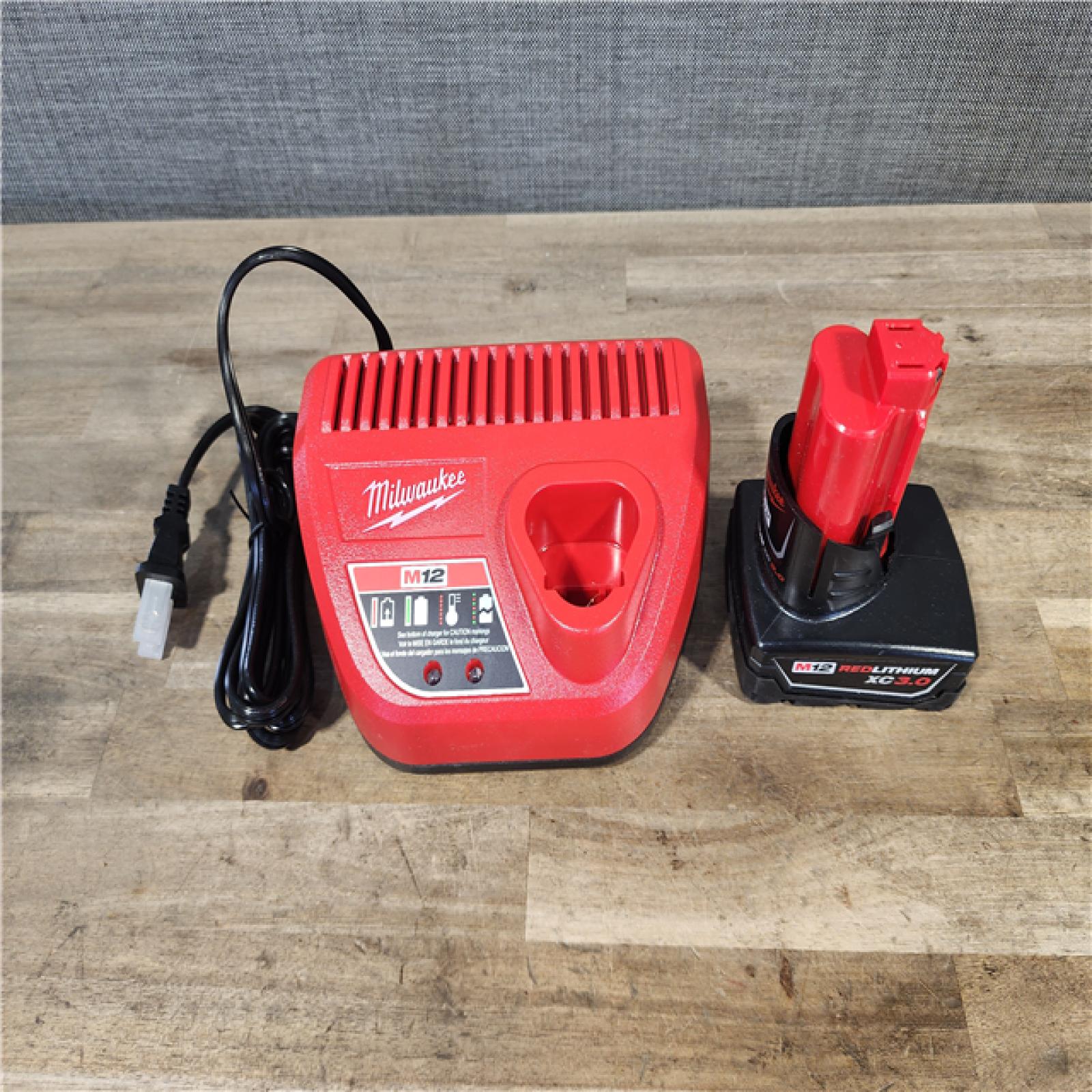 HOUSTON LOCATION - AS-IS Milwaukee Green 125 Ft. Cross Line and Plumb Points Laser Level Kit