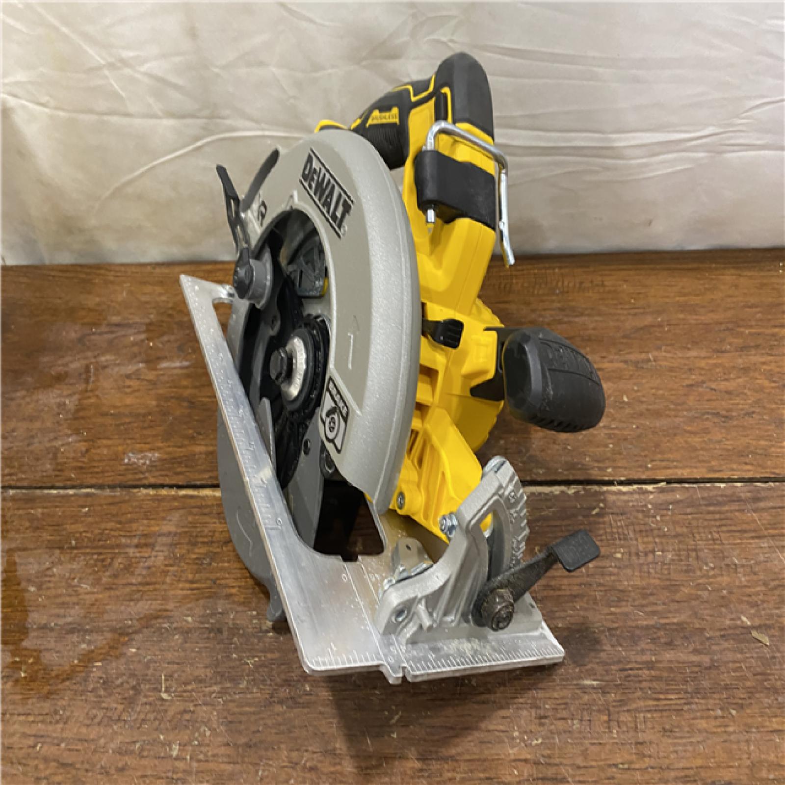 AS-IS DEWALT 20-Volt MAX 7-1/4 in. Cordless Circular Saw (Tool Only)