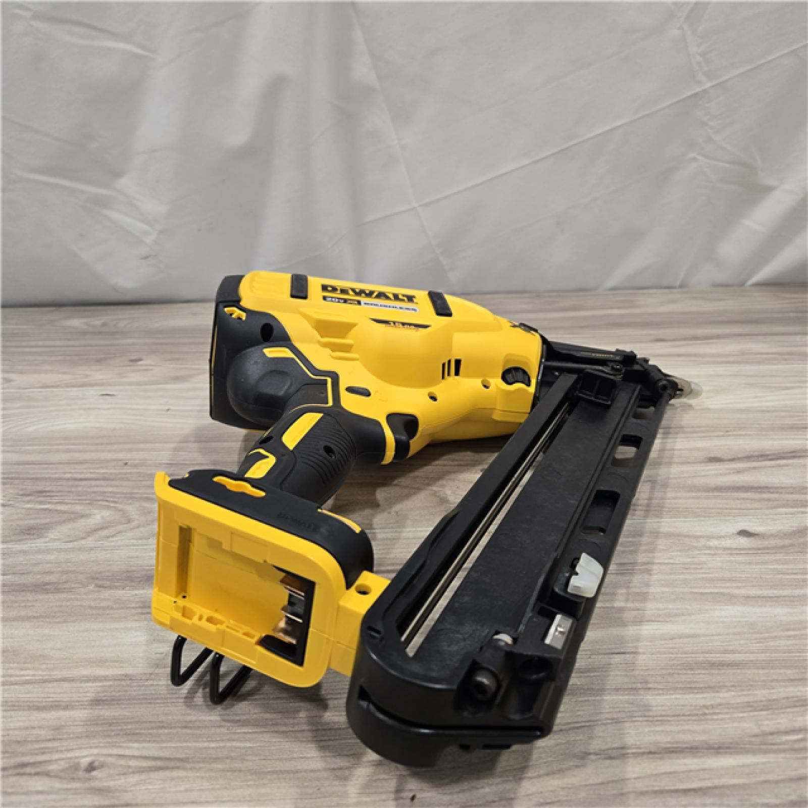 AS-IS DeWalt 15 GA ANGLED FINISH NAILER KIT