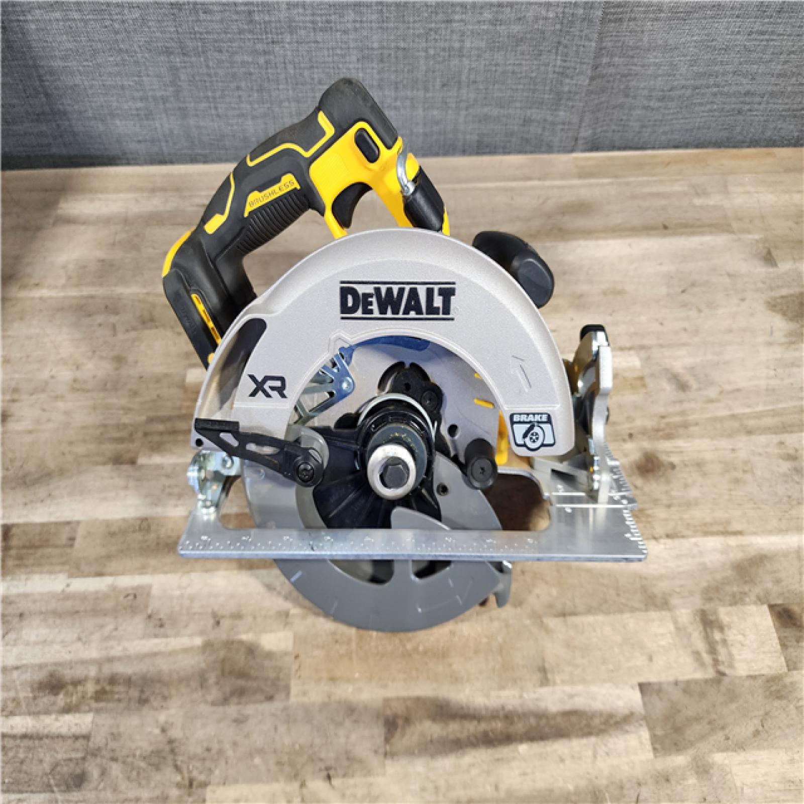 HOUSTON LOCATION - AS-IS DEWALT 20-Volt MAX 7-1/4 in. Cordless Circular Saw (Tool Only)