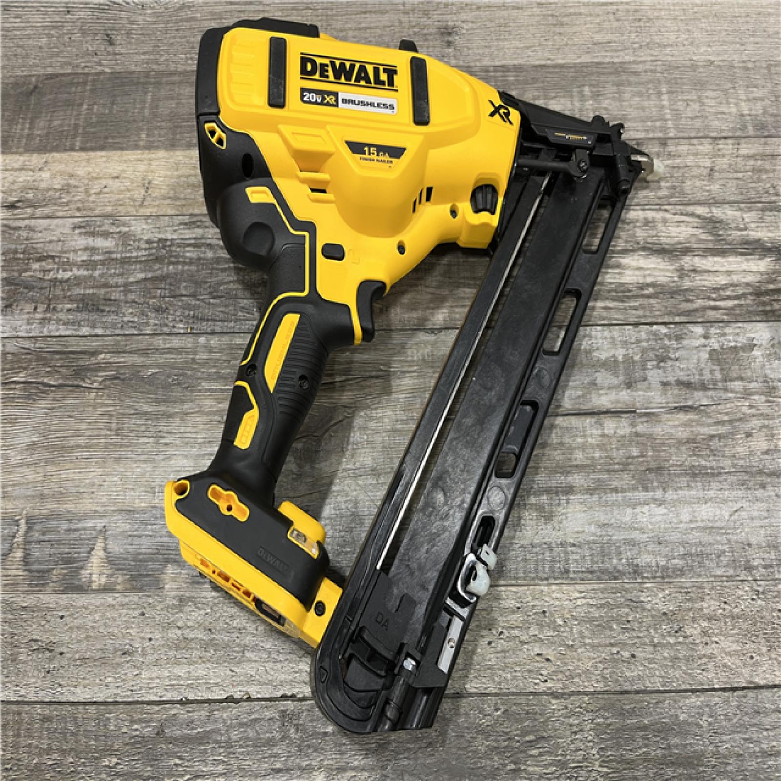 AS-IS DEWALT 20V MAX XR Lithium-Ion Cordless 2-1/2 in. 15-Gauge Finish Nailer Kit