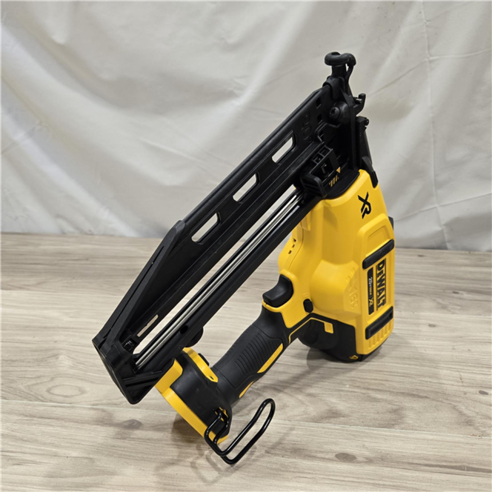 AS-IS DeWalt 20V 16 Gauge Cordless Angled Finish Nailer Kit