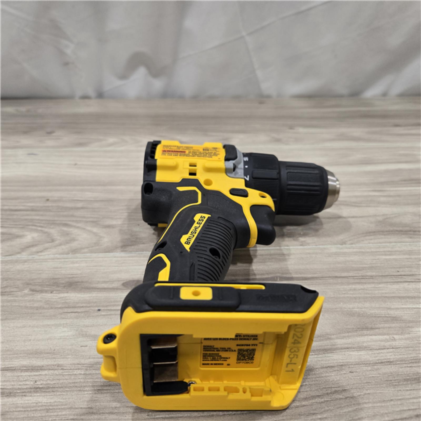 AS-IS DEWALT ATOMIC COMPACT SERIES 20V MAX* Cordless 1/2 Drill/Driver Kit