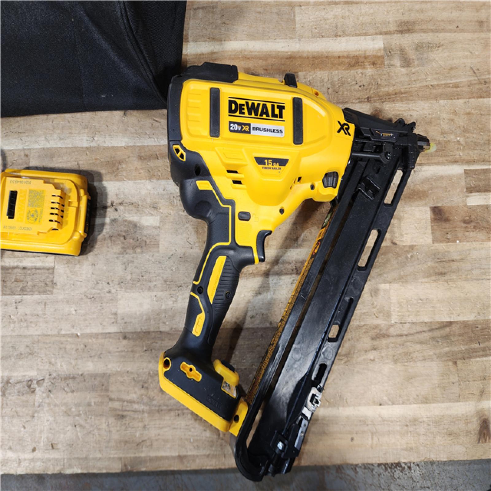 HOUSTON LOCATION - AS - IS DEWALT 20V MAX XR Lithium-Ion Cordless 2-1/2 in. 15-Gauge Finish Nailer Kit