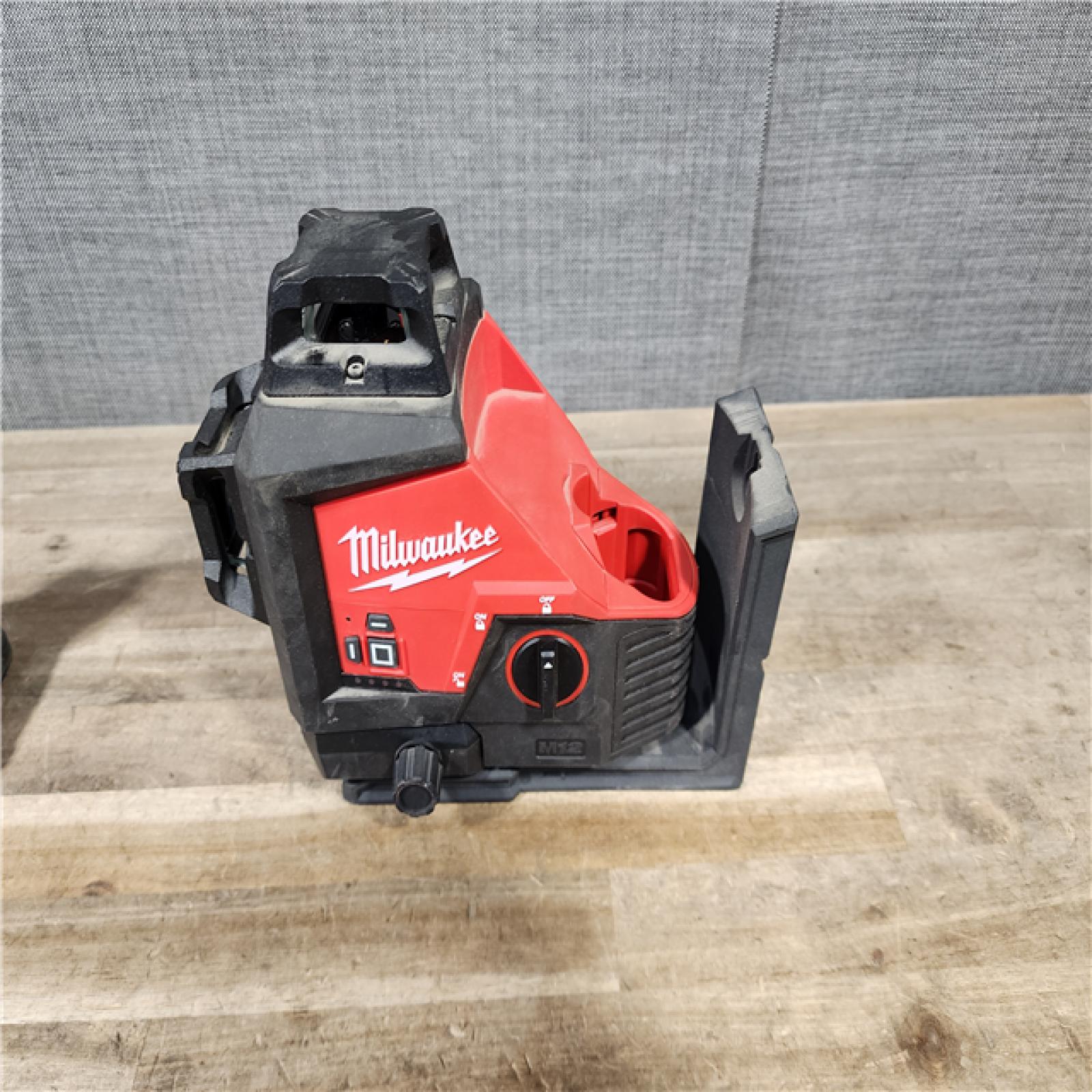 HOUSTON LOCATION - AS-IS Milwaukee-3632-21 M12 Green Beam Laser 360° 3-Plane Kit