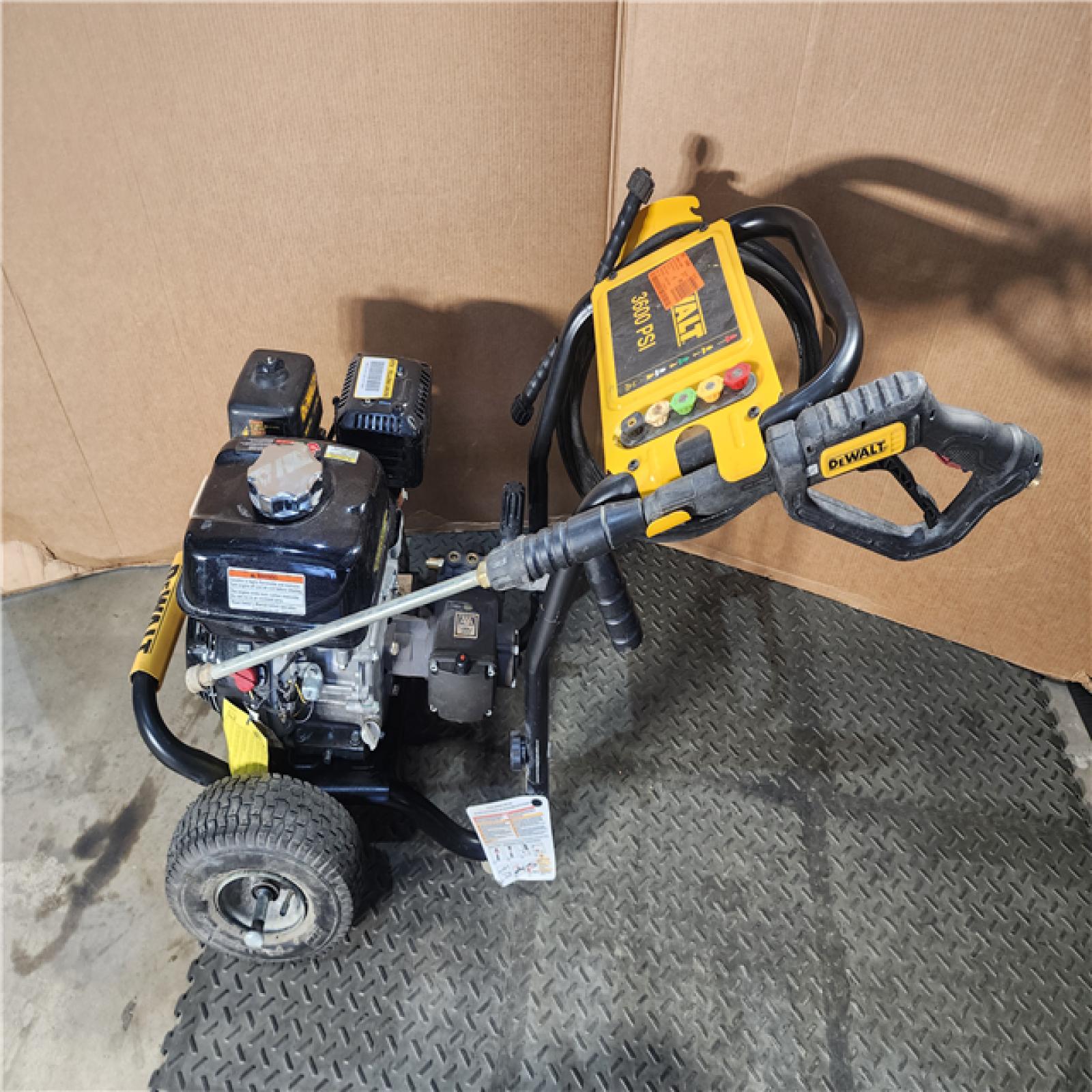 HOUSTON LOCATION - AS-IS DEWALT 3600 PSI 2.5 GPM Gas Cold Water Professional Pressure Washer with HONDA GX200 Engine