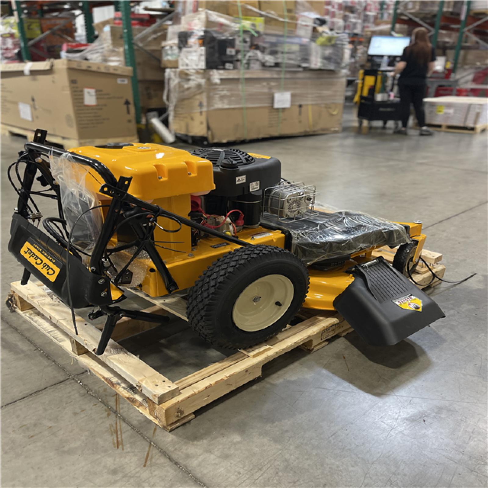 DALLAS LOCATION- CUB CADET CC800 33' WIDE CUT 344cc BRIGGS & STRATTON