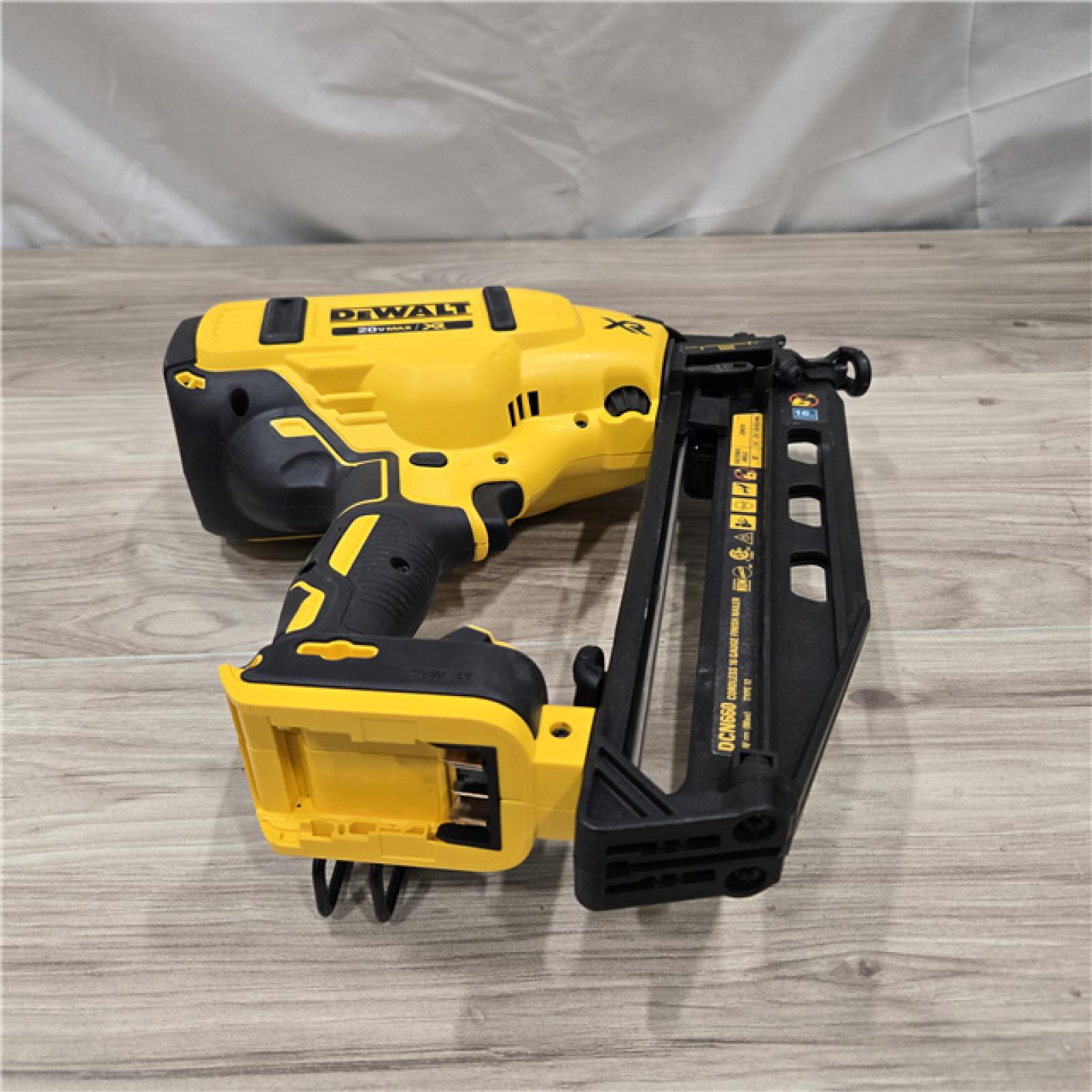 AS-IS DeWalt 20V 16 Gauge Cordless Angled Finish Nailer Kit