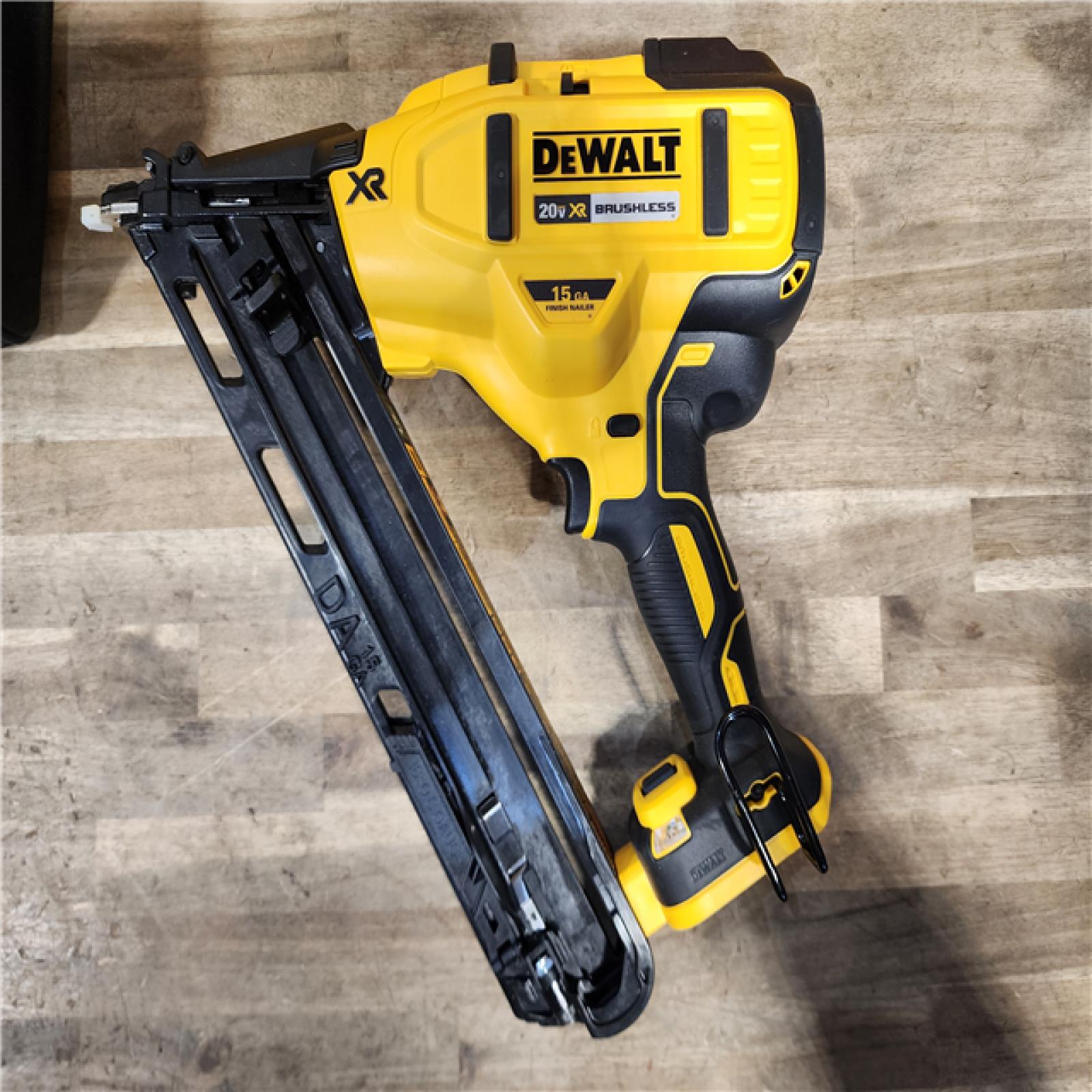 HOUSTON LOCATION - AS-IS DeWalt 15 GA ANGLED FINISH NAILER KIT W/ BATTERY & CHARGER