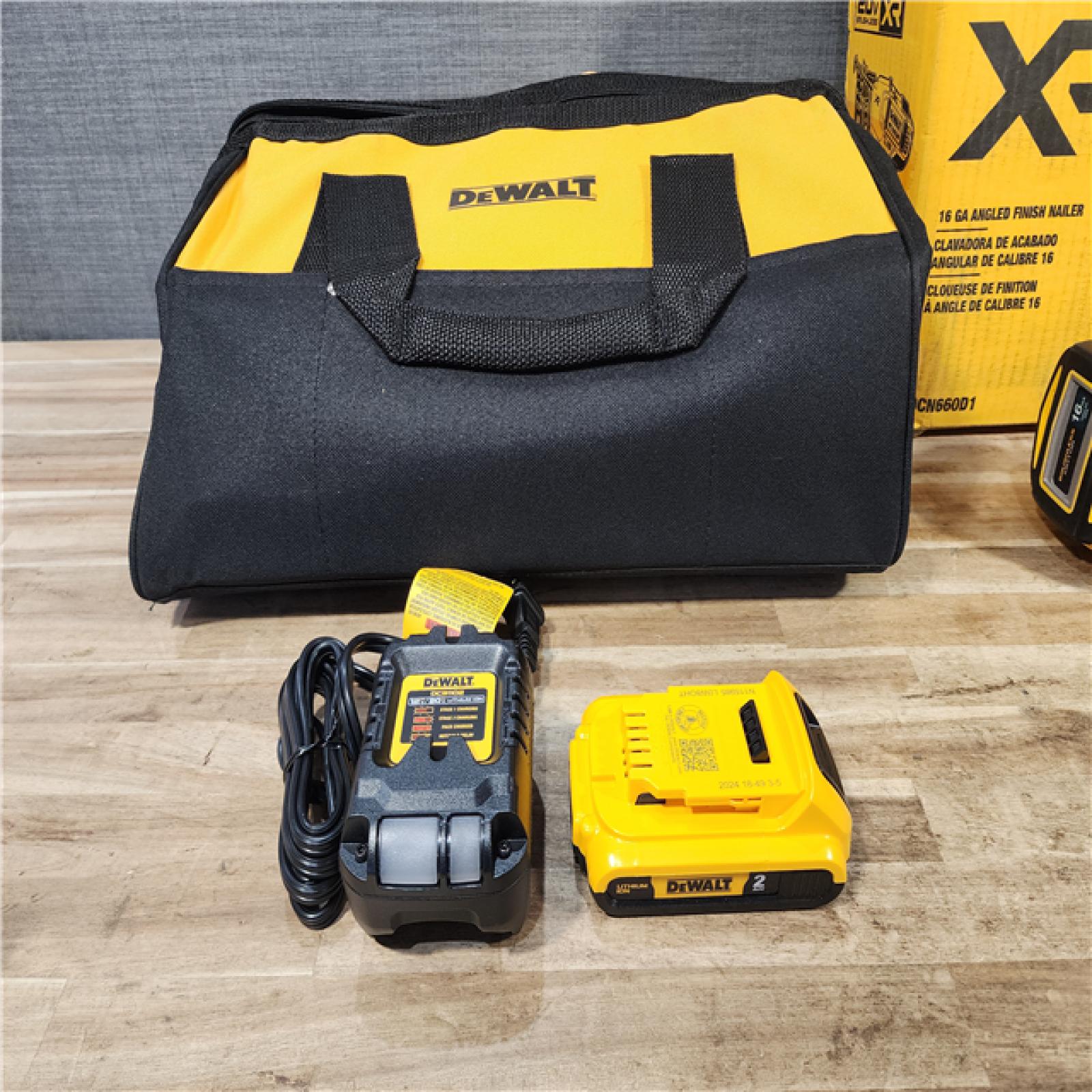 HOUSTON LOCATION - AS-IS DEWALT 20V MAX XR 16-Gauge Electric Cordless Angled Finishing Nailer Kit