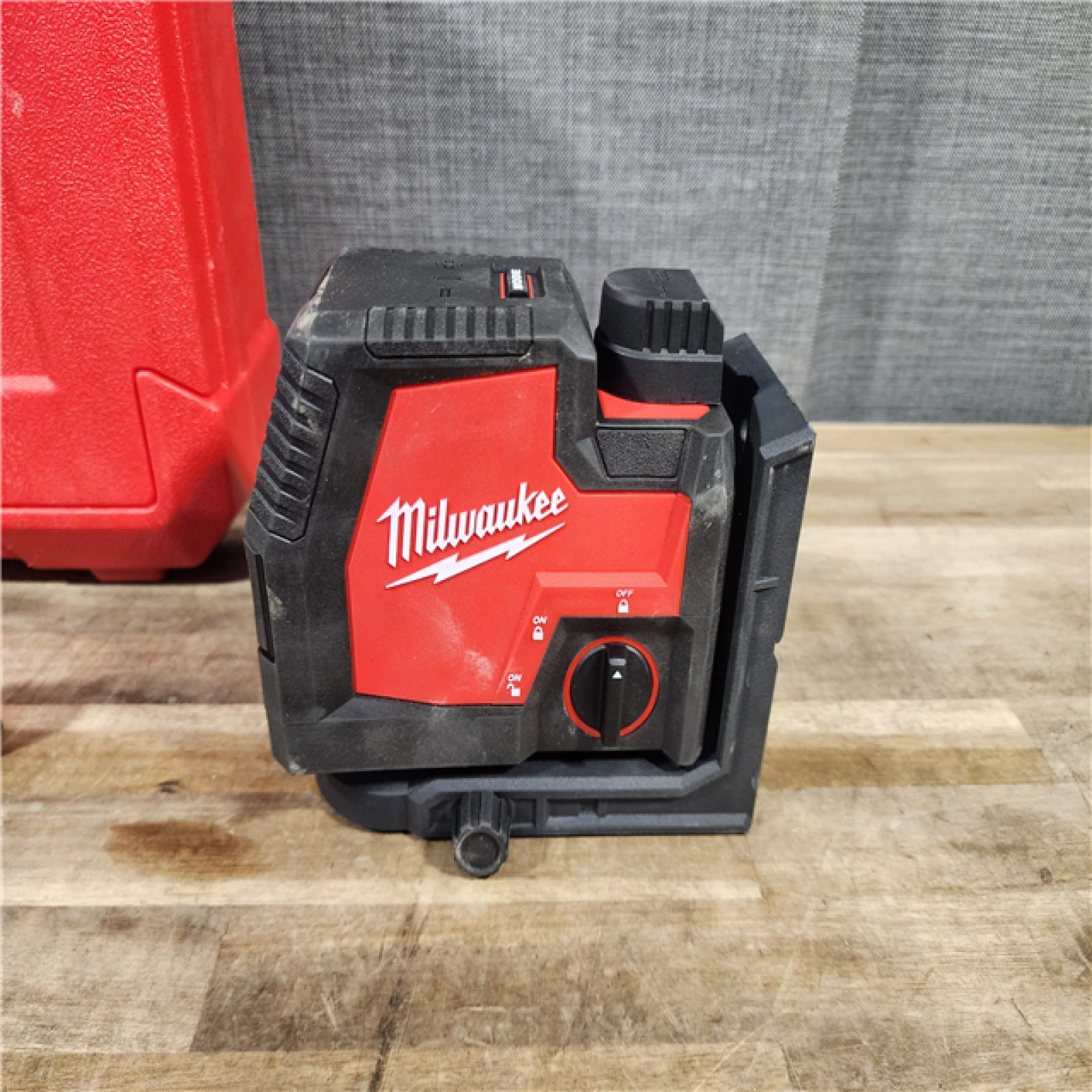 HOUSTON LOCATION - AS-IS MILWAUKEE 100 Ft. REDLITHIUM Lithium-Ion USB Green Rechargeable Cross Line Laser Level with Charger