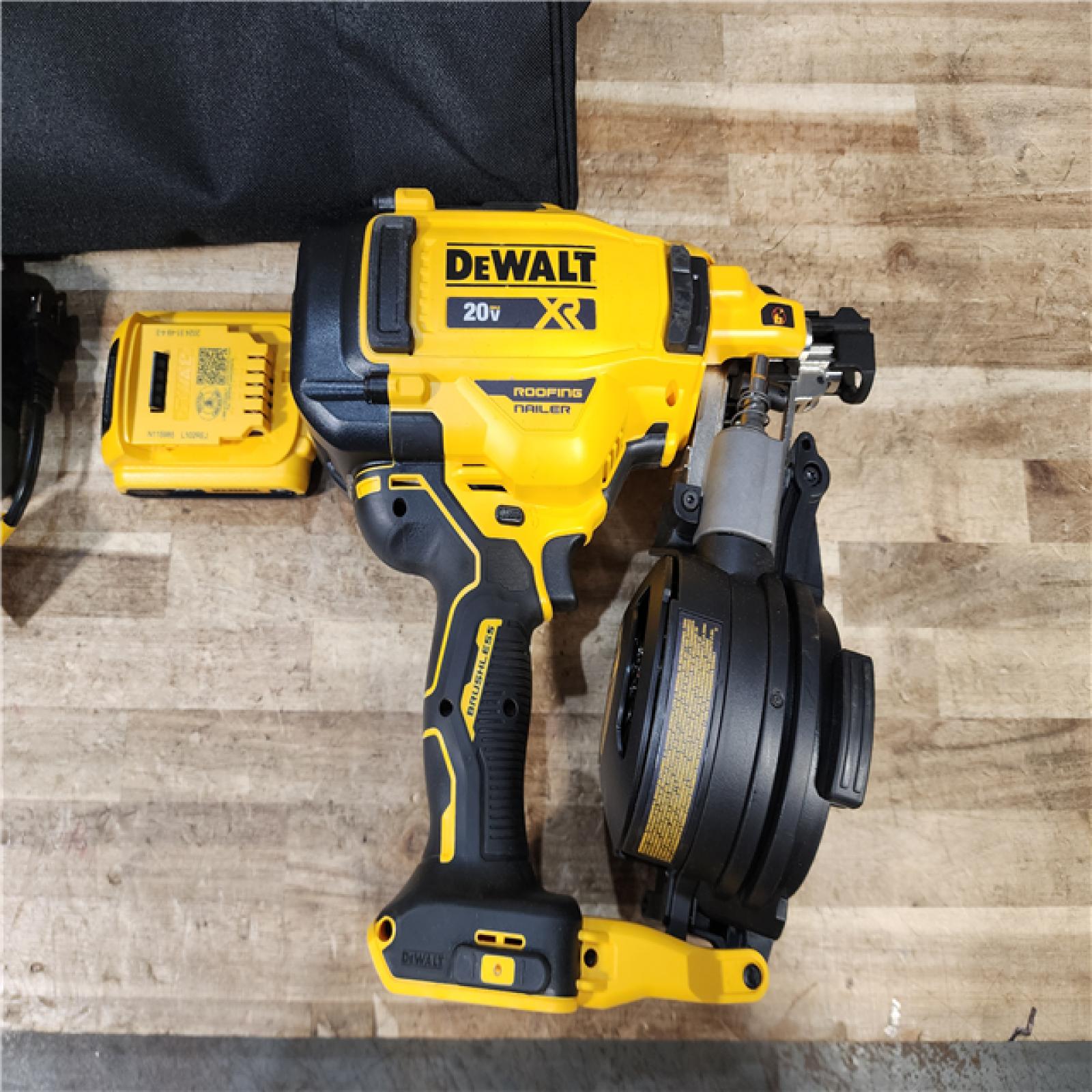 HOUSTON LOCATION - AS - IS DEWALT 20V MAX Lithium-Ion 15-Degree Electric Cordless Roofing Nailer Kit