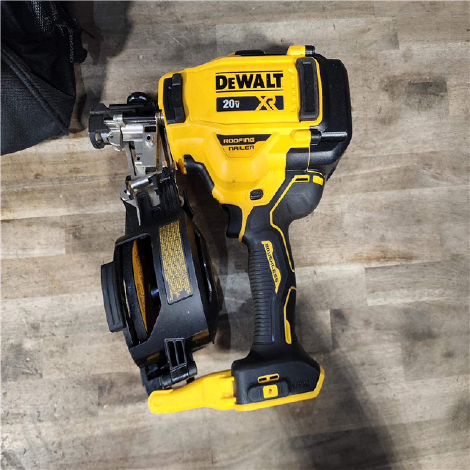 HOUSTON LOCATION - AS-IS DEWALT Roofing Nailer Cordless Kit