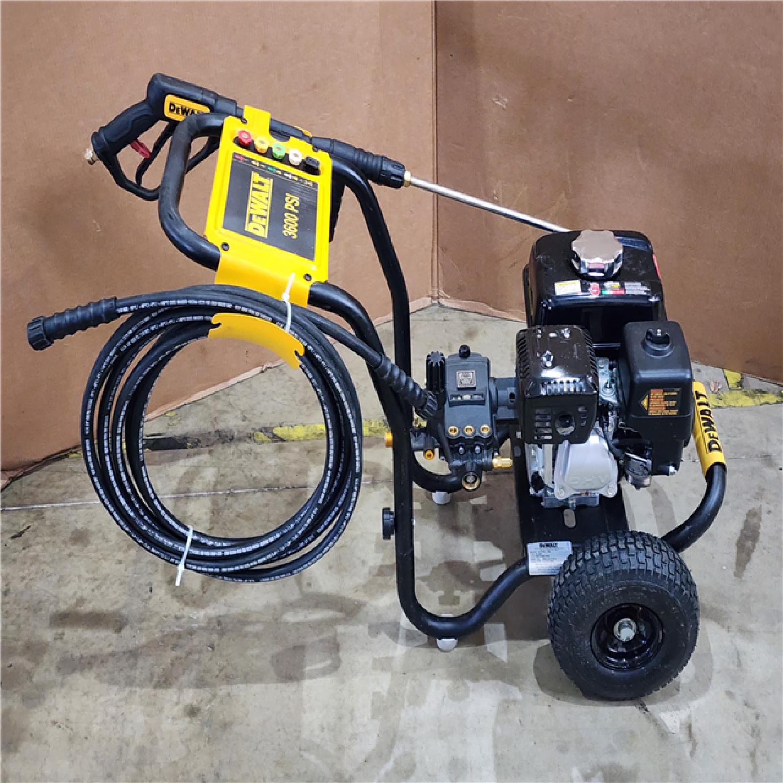 HOUSTON LOCATION - AS-IS DEWALT 3600 PSI 2.5 GPM Gas Cold Water Professional Pressure Washer with HONDA GX200 Engine