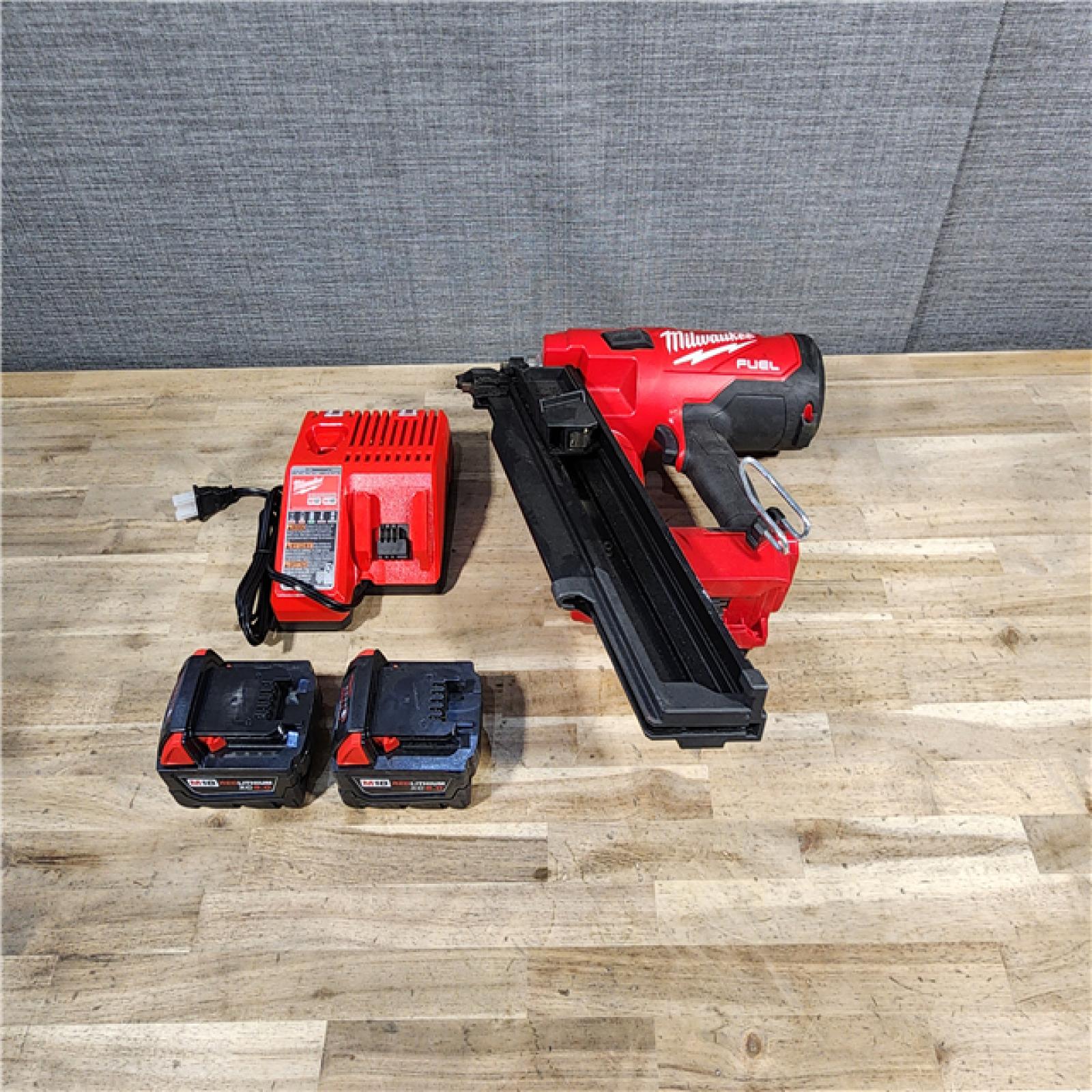 HOUSTON LOCATION - AS-IS Milwaukee 2744-20 M18 FUEL 3-1/2 in. 18-Volt 21-Degree Lithium-Ion Brushless Cordless Framing Nailer W/ (2) BATTERY & CHARGER