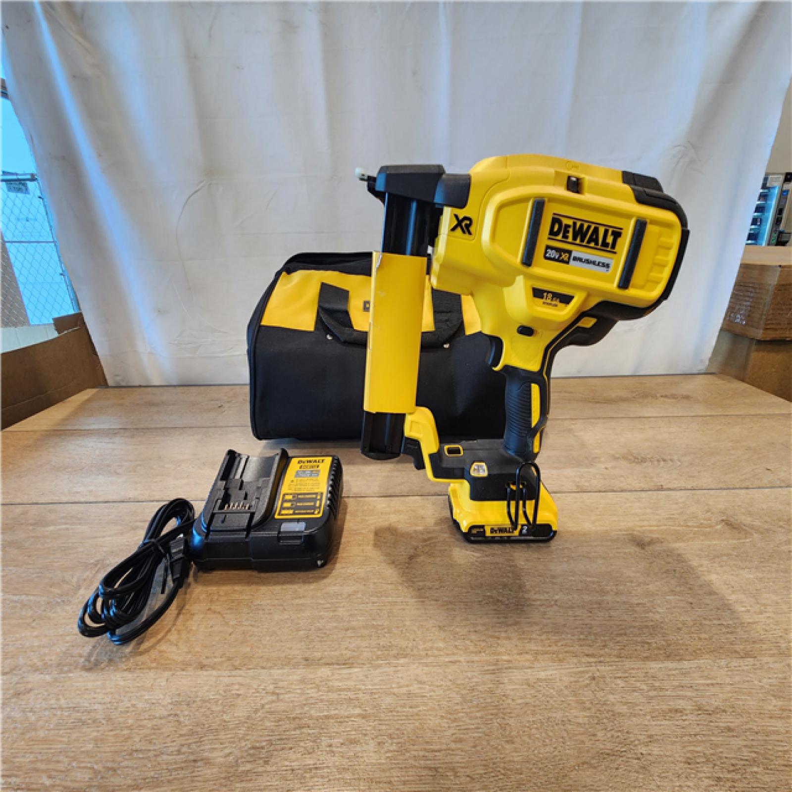 AS-IS- DEWALT DCN681D1 20V 18Ga Stapler Kit