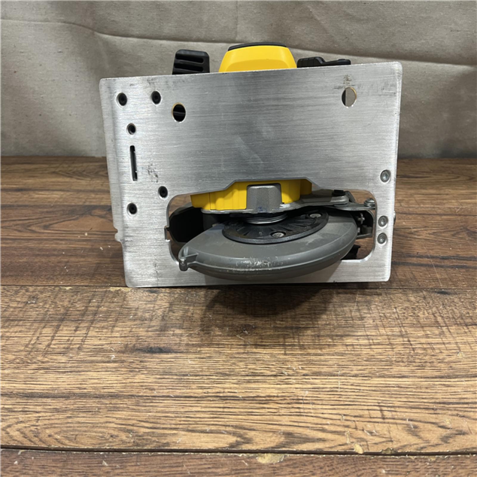 AS-IS DEWALT 20-Volt MAX 7-1/4 in. Cordless Circular Saw (Tool Only)