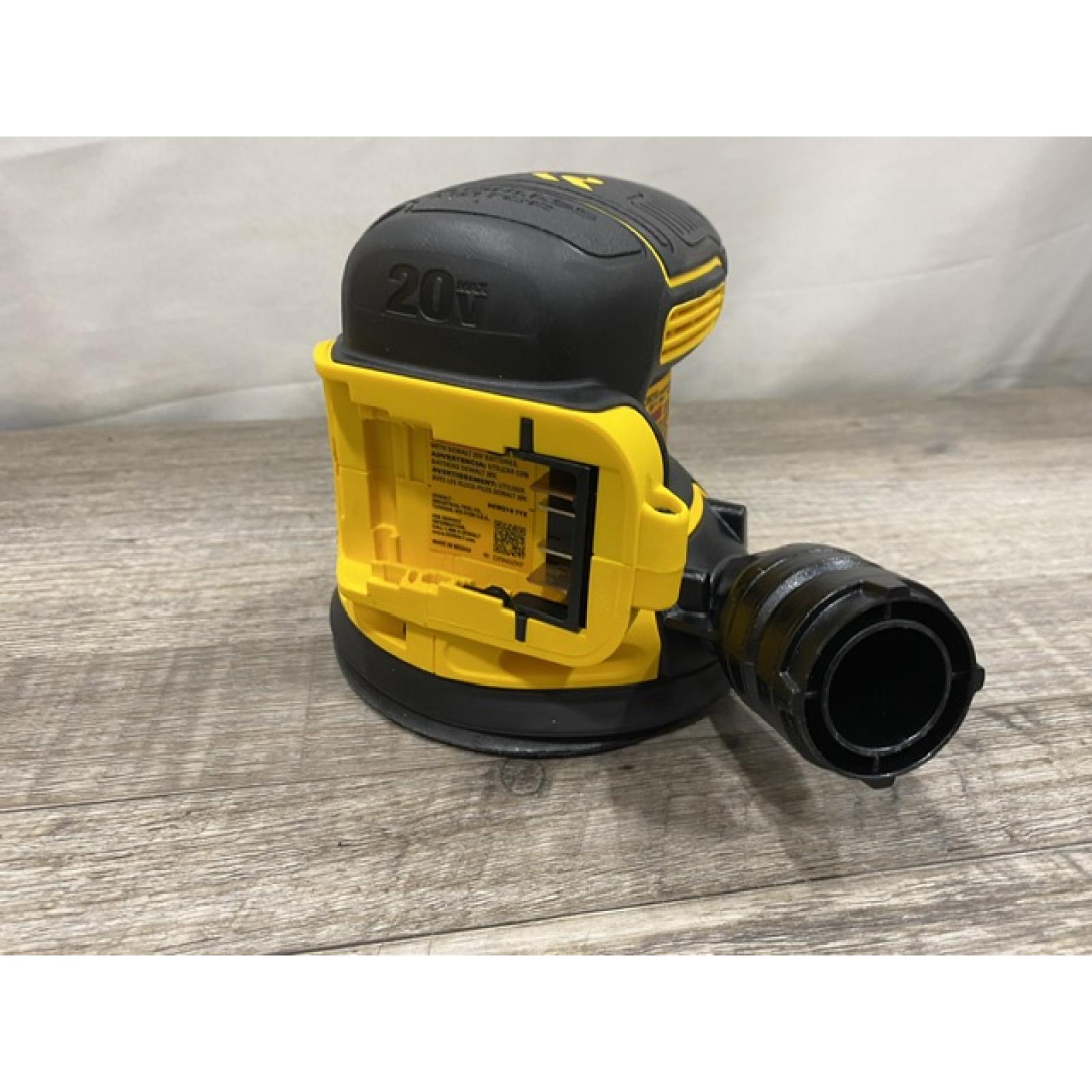 LIKE NEW - DEWALT 20V MAX XR Cordless Brushless 5 in. Random Orbital Sander Kit