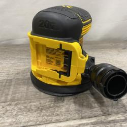 LIKE NEW - DEWALT 20V MAX XR Cordless Brushless 5 in. Random Orbital Sander Kit