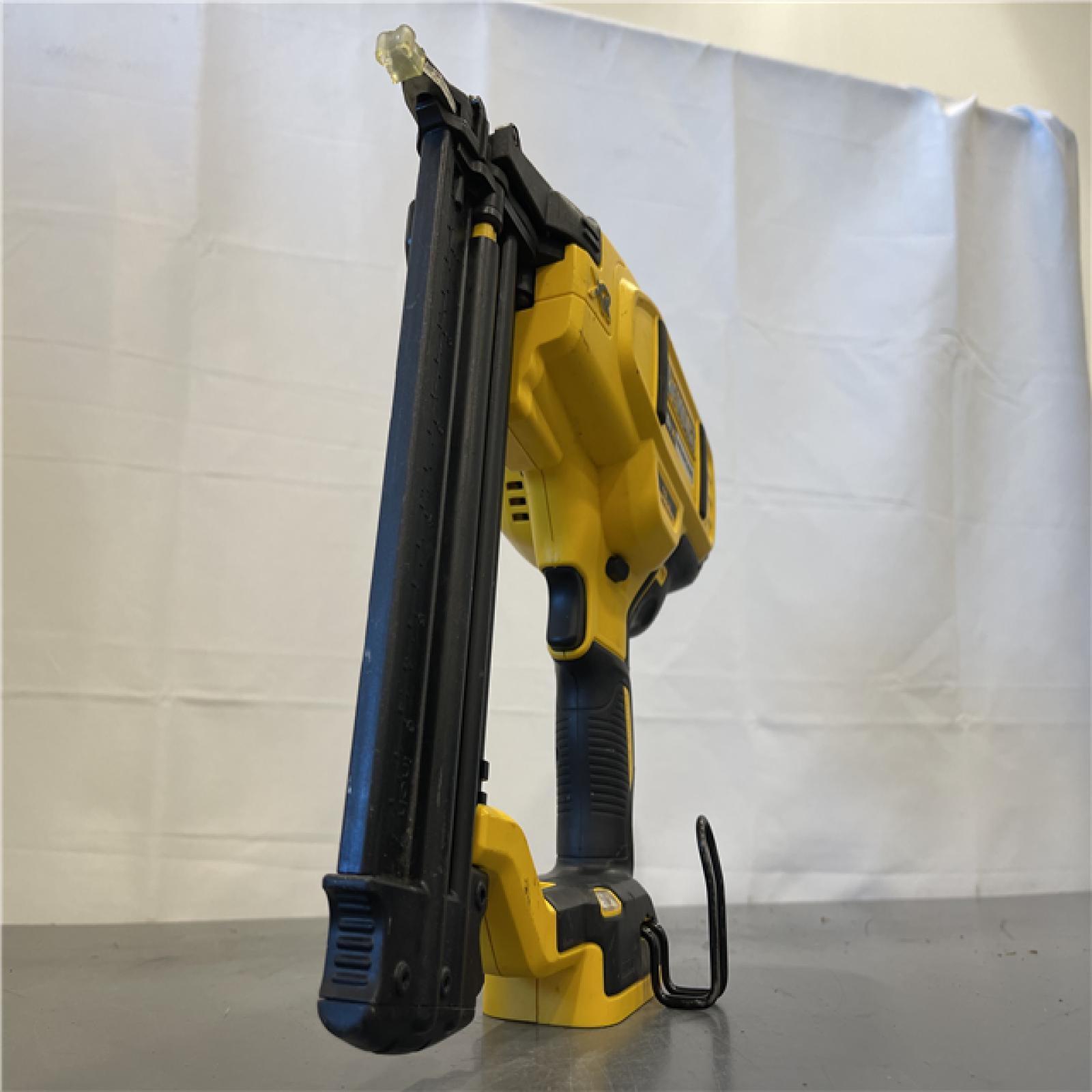 AS-IS - DEWALT 20V MAX XR 18 Gauge Brad Nailer Kit
