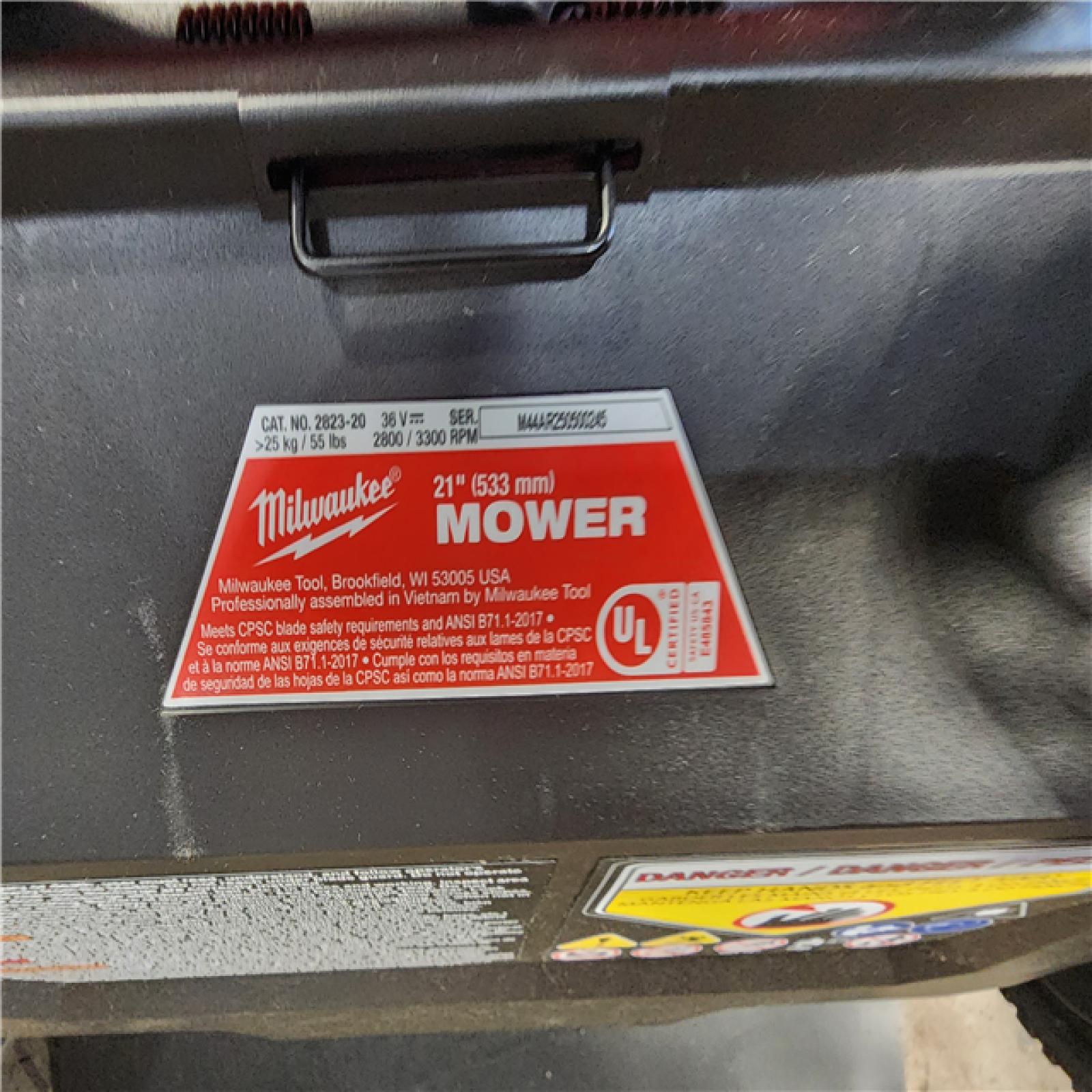 HOUSTON LOCATION - AS-IS Milwaukee M18 FUEL Brushless Cordless 21 in. Walk Behind Dual Battery Self-Propelled Mower Kit W/ CHARGER