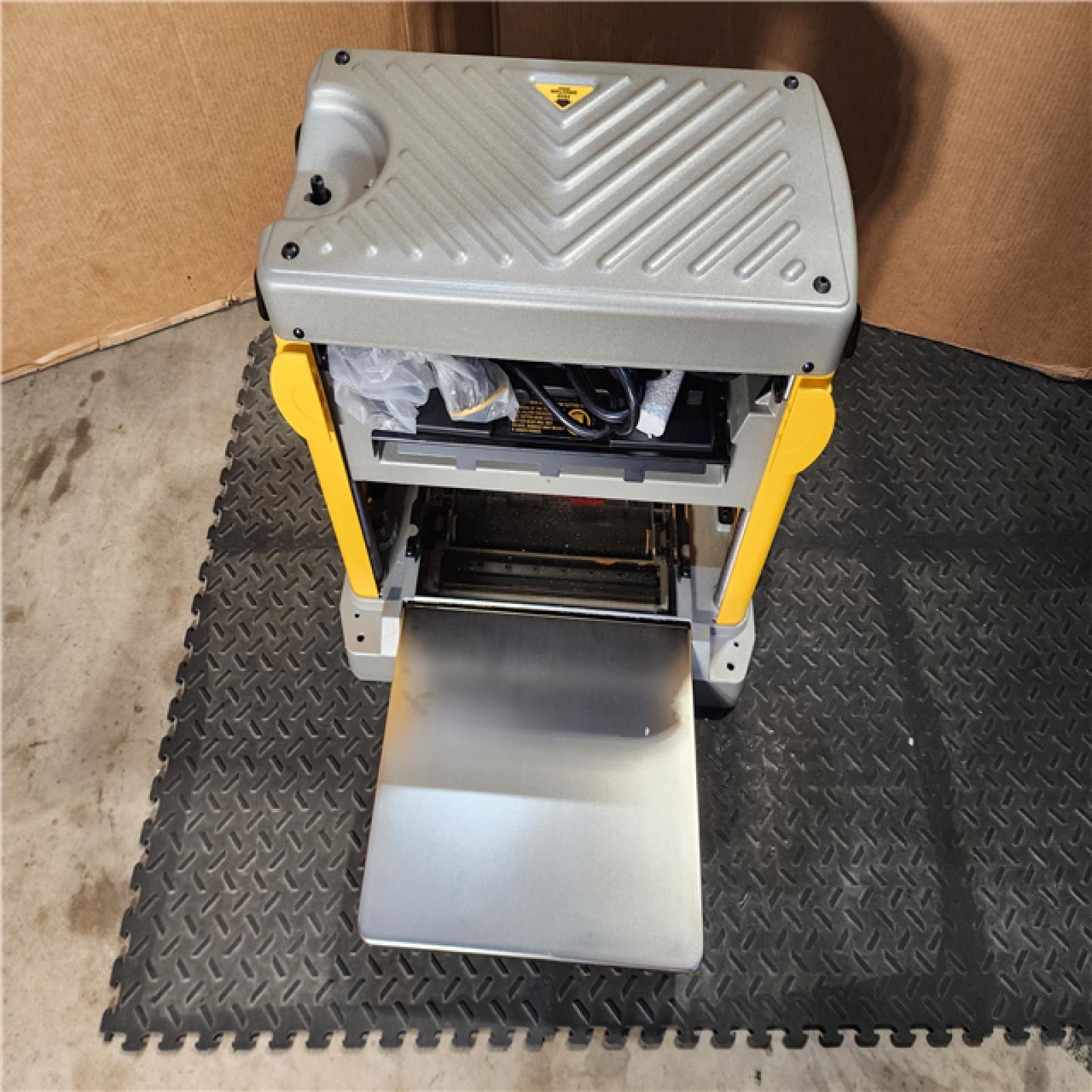 HOUSTON LOCATION - AS-IS DEWALT 15 Amp Corded 12.5 in. Bench Planer