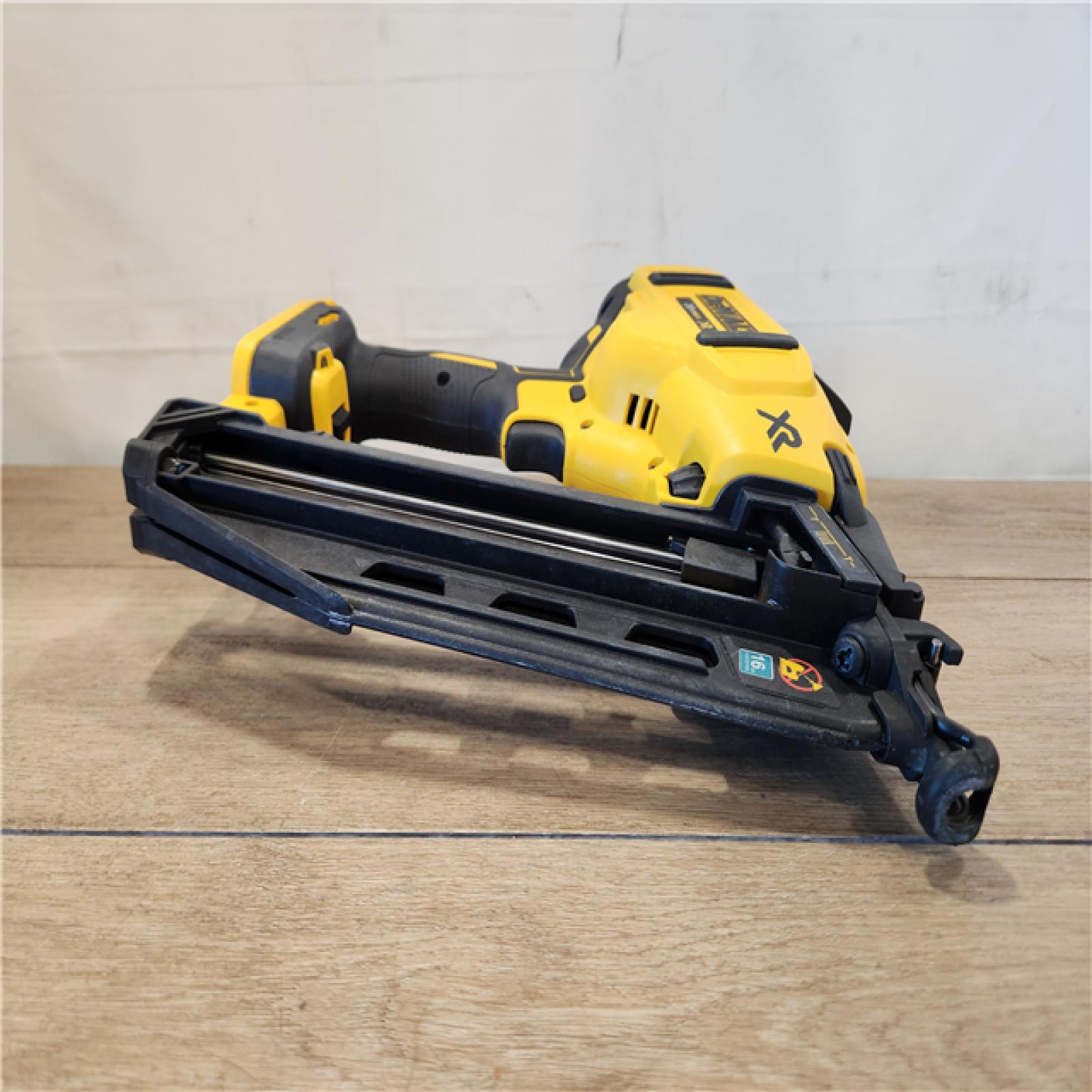 AS-IS- DEWALT 20V MAX XR 16-Gauge Electric Cordless Angled Finishing Nailer Kit