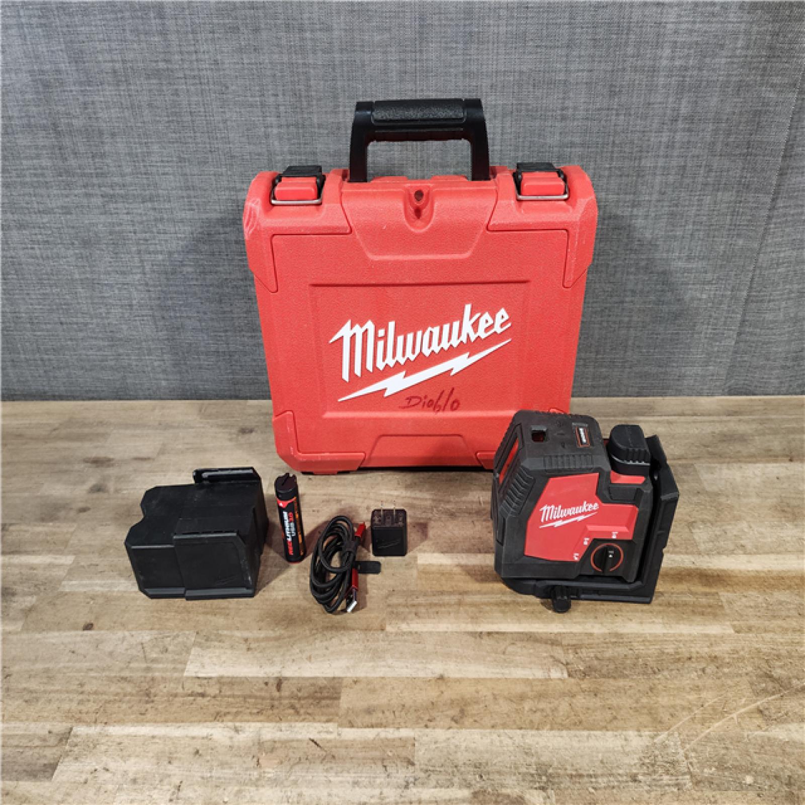 HOUSTON LOCATION - AS-IS Milwaukee Green 100 ft. Cross Line and Plumb Points Rechargeable Laser Level