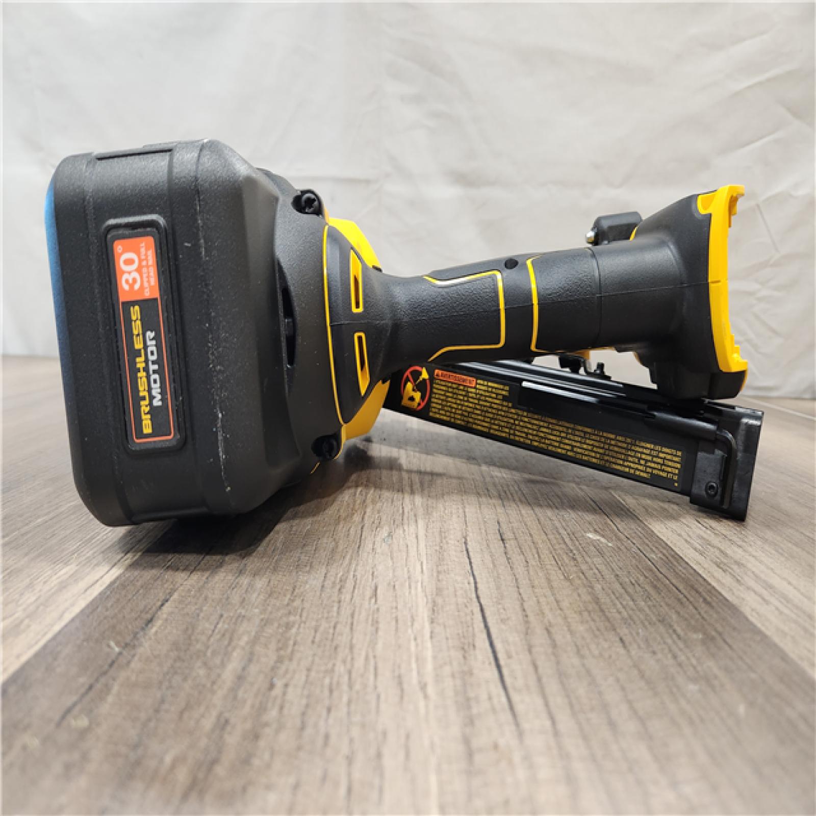AS-IS- DeWalt 20V MAX Cordless 30 Deg Framing Nailer Kit (Battery & Charger) 20 V