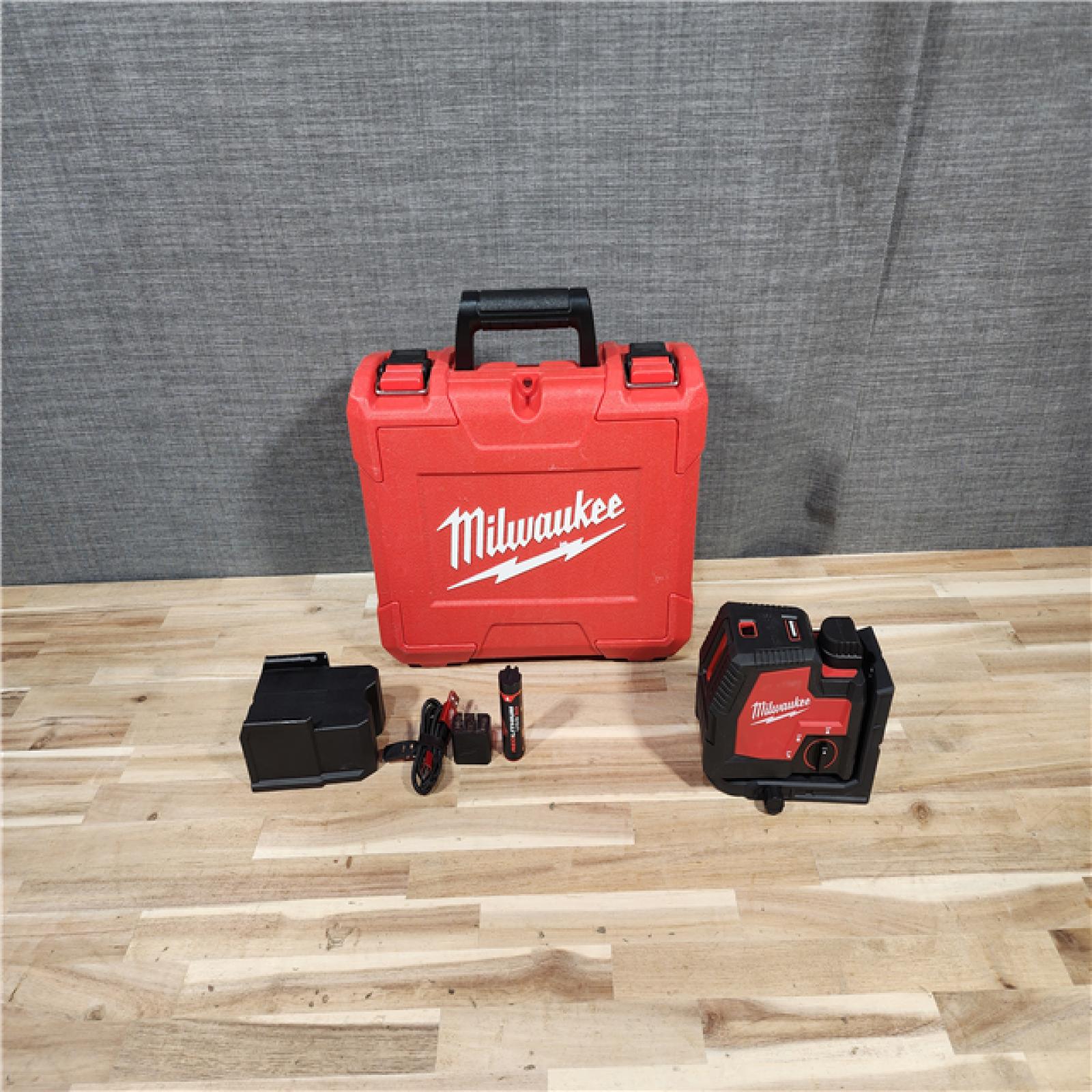 HOUSTON LOCATION - AS-IS Milwaukee Green 100 ft. Cross Line and Plumb Points Rechargeable Laser Level Kit
