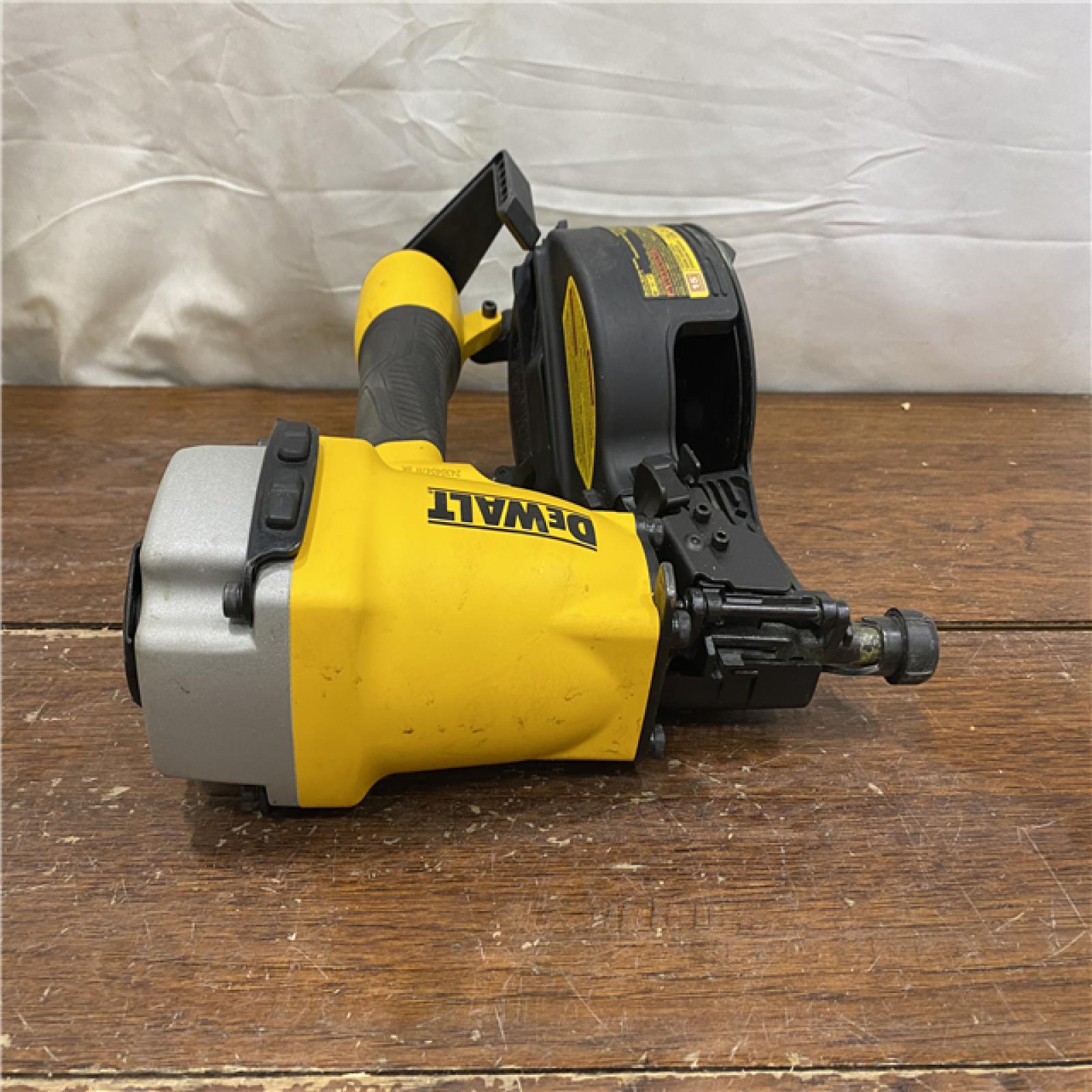 AS-IS DEWALT DW66C-1 2-1/2 Inch 15 Degree Coil Siding and Fencing Nailer
