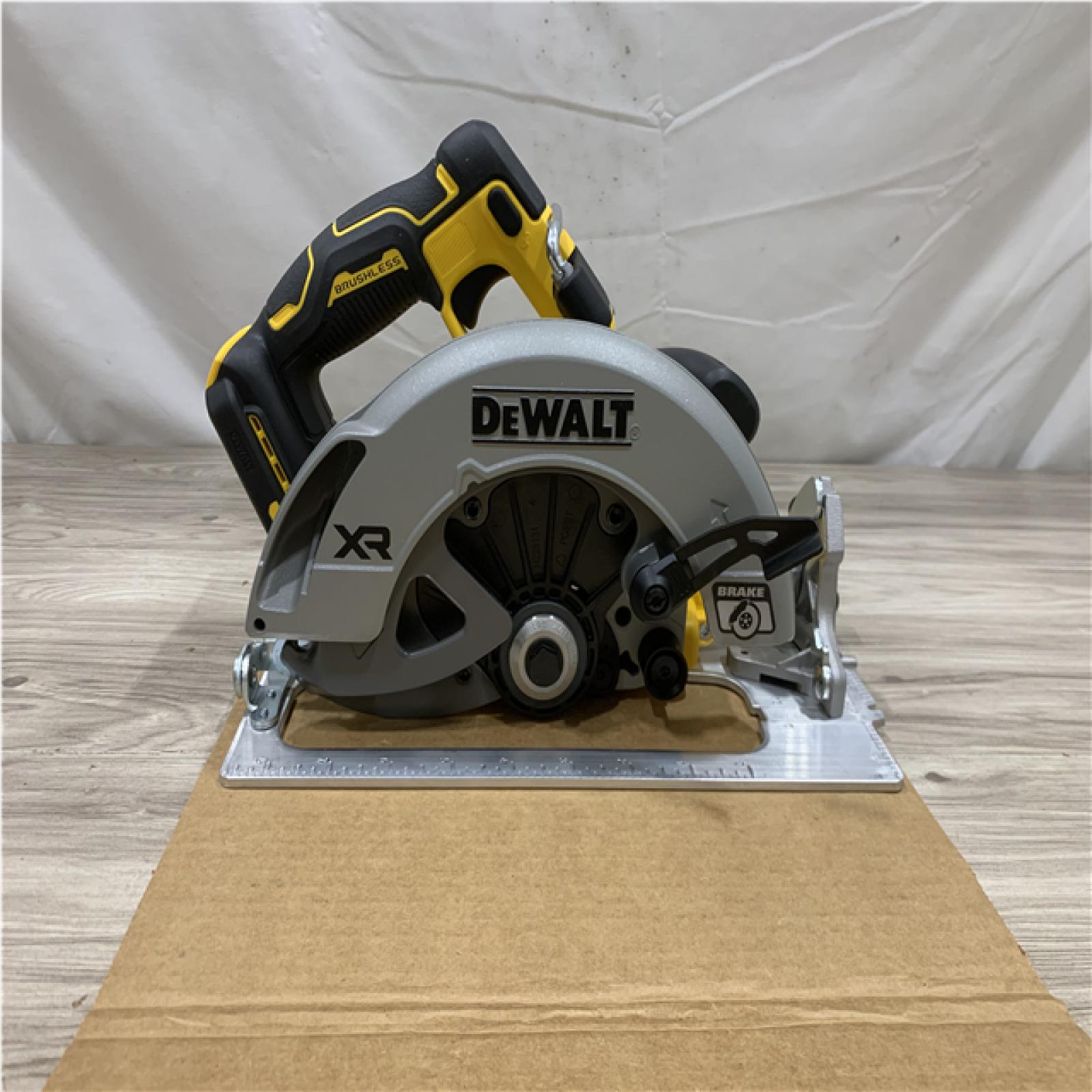 LIKE NEW! DEWALT 20V Lithium-Ion Cordless 5-Tool Combo Kit