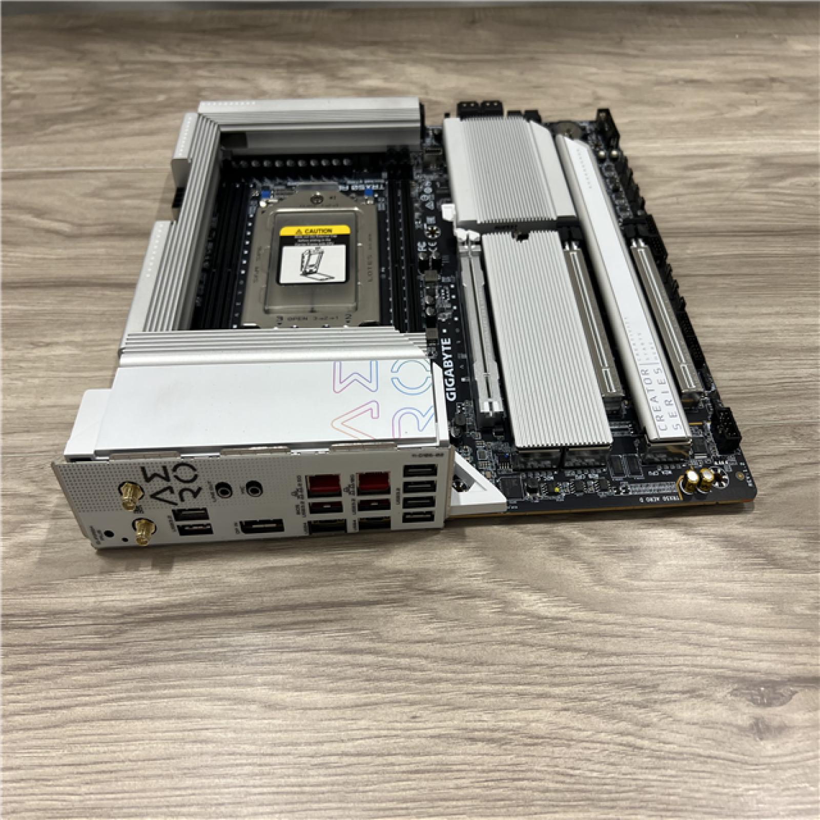 AS-IS Gigabyte TRX50 AERO D TR5 4xDDR5